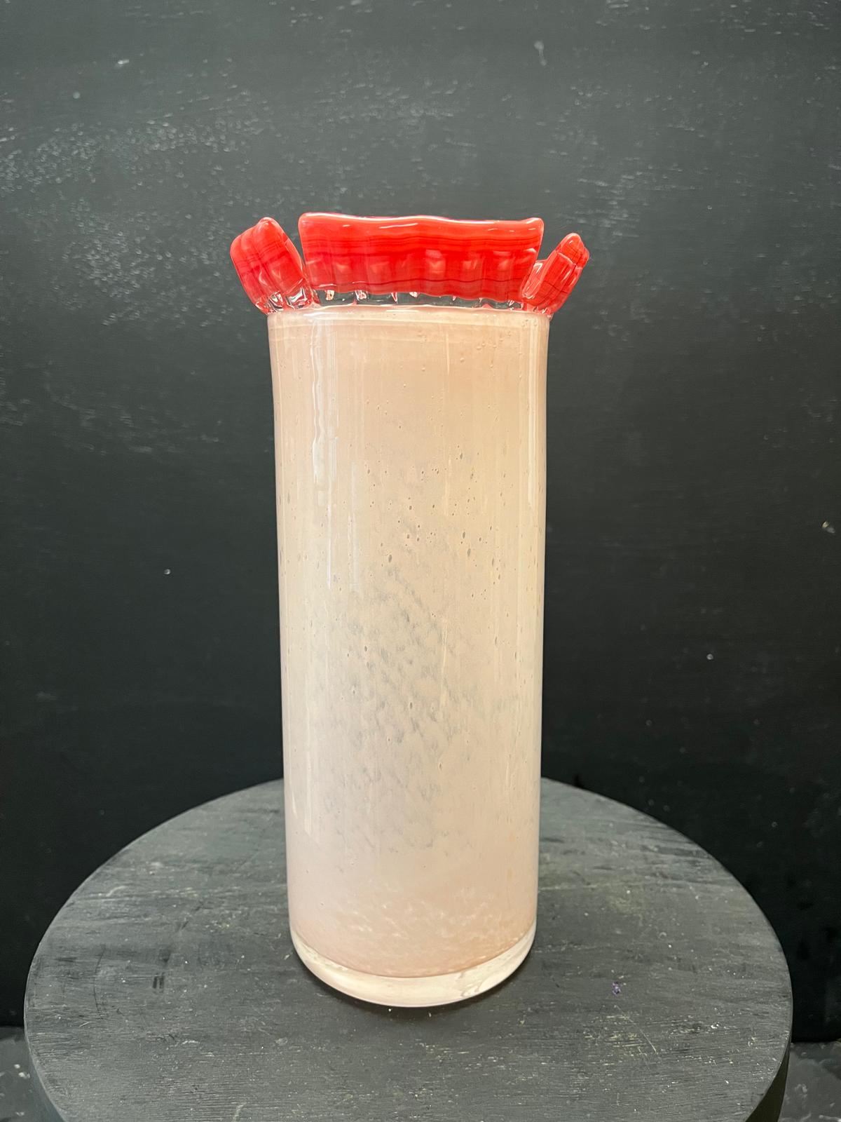 Glas-Vase Nami in altrosa mit Kragen in Rot