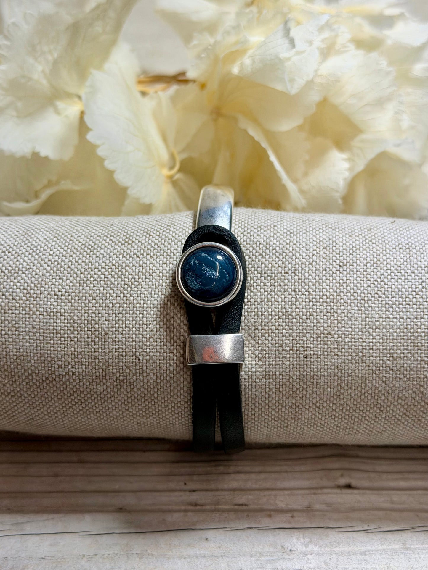 Armband Gwen mit blauem Cabochon in verschiedenen Größen