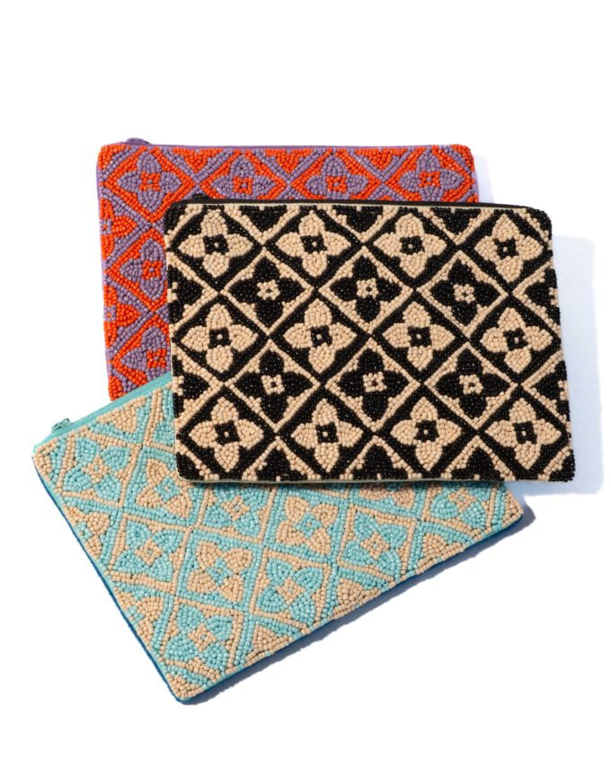 perlenbesetzter Beutel Flowers in schwarz-weiß