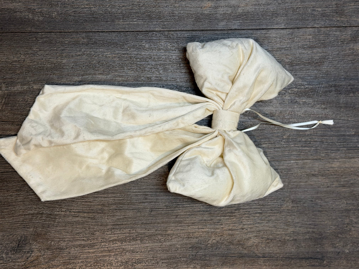 kleine Samtschleife in Creme