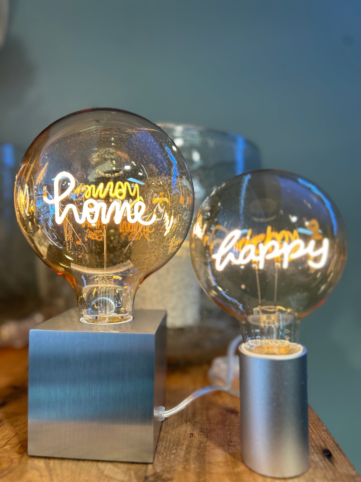 LED-Filament Glühbirne mit Sockel in zwei Größen
