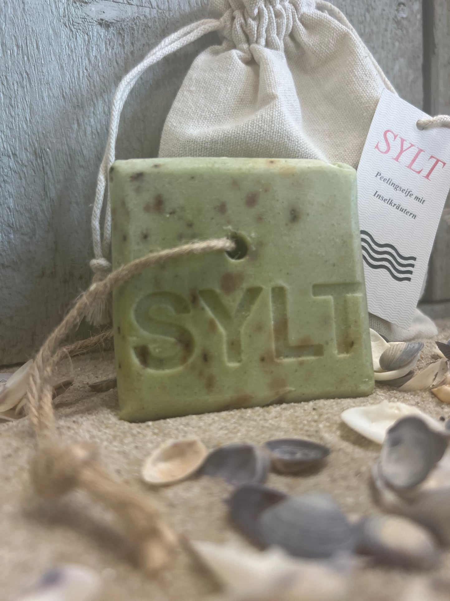 Peelingseife mit Inselkräutern von der dänischen Insel Ærø mit Sylt Emblem🧼