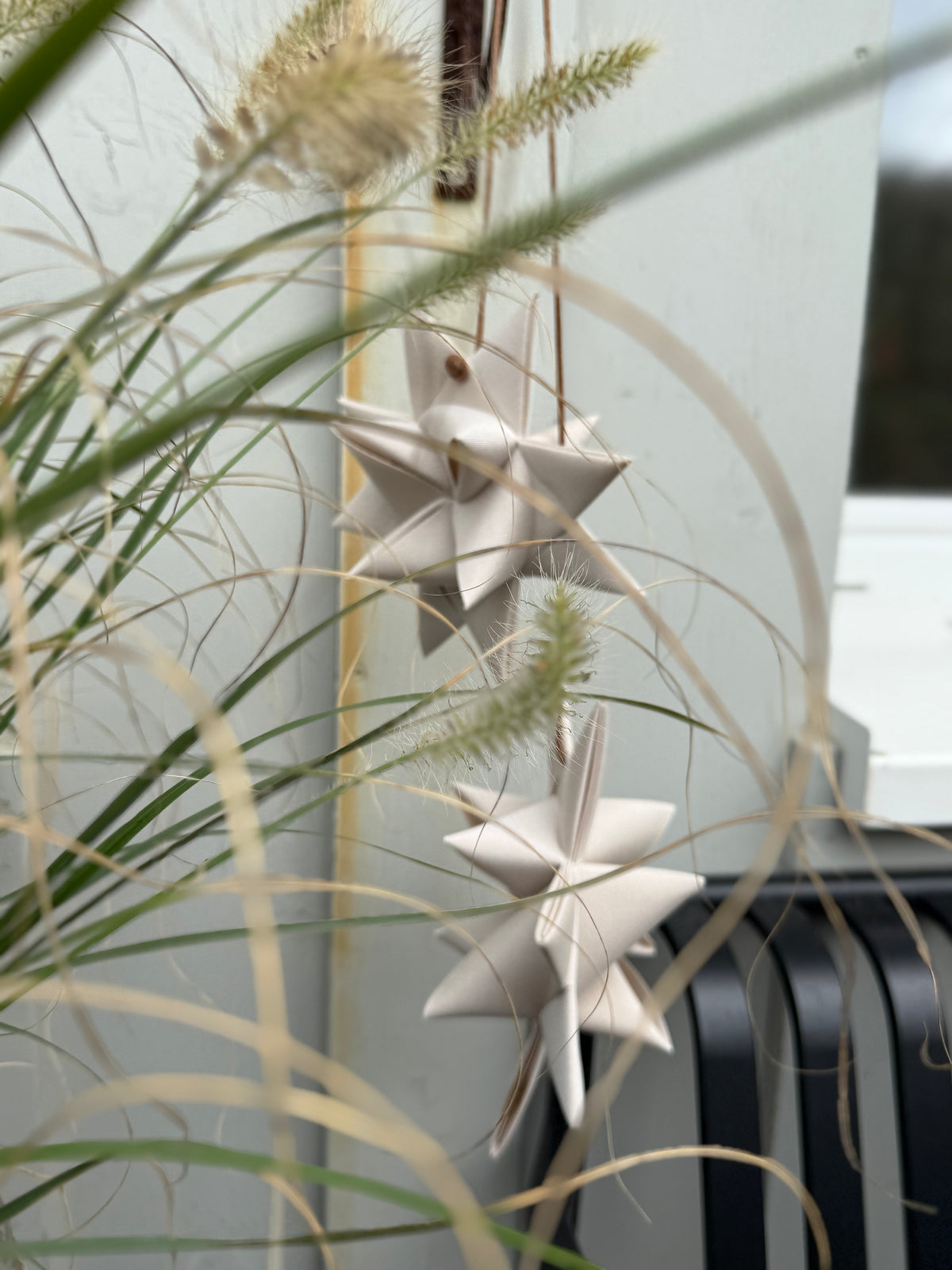 Zwei Fröbelsterne am Lederband aus Canvas in Oyster Beige
