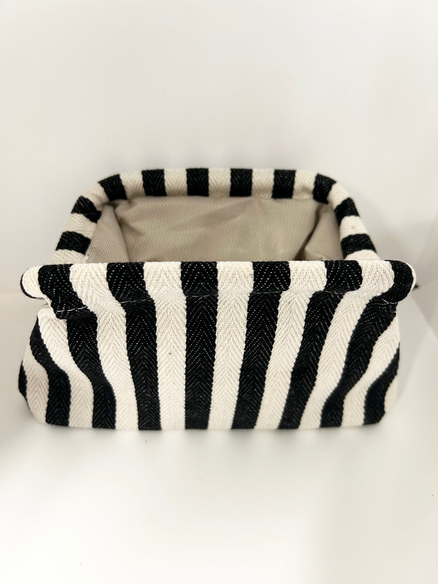 Tasche schwarz-weiß gestreift