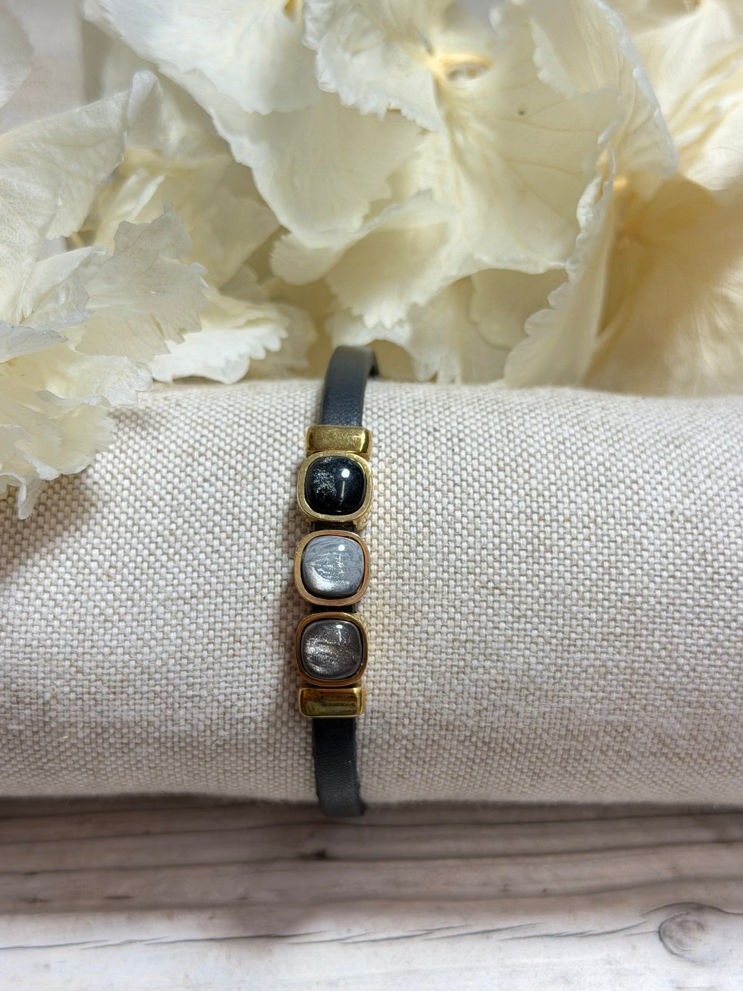 Armband Puck Gold mit schwarzen Cabochons in verschiedenen Größen