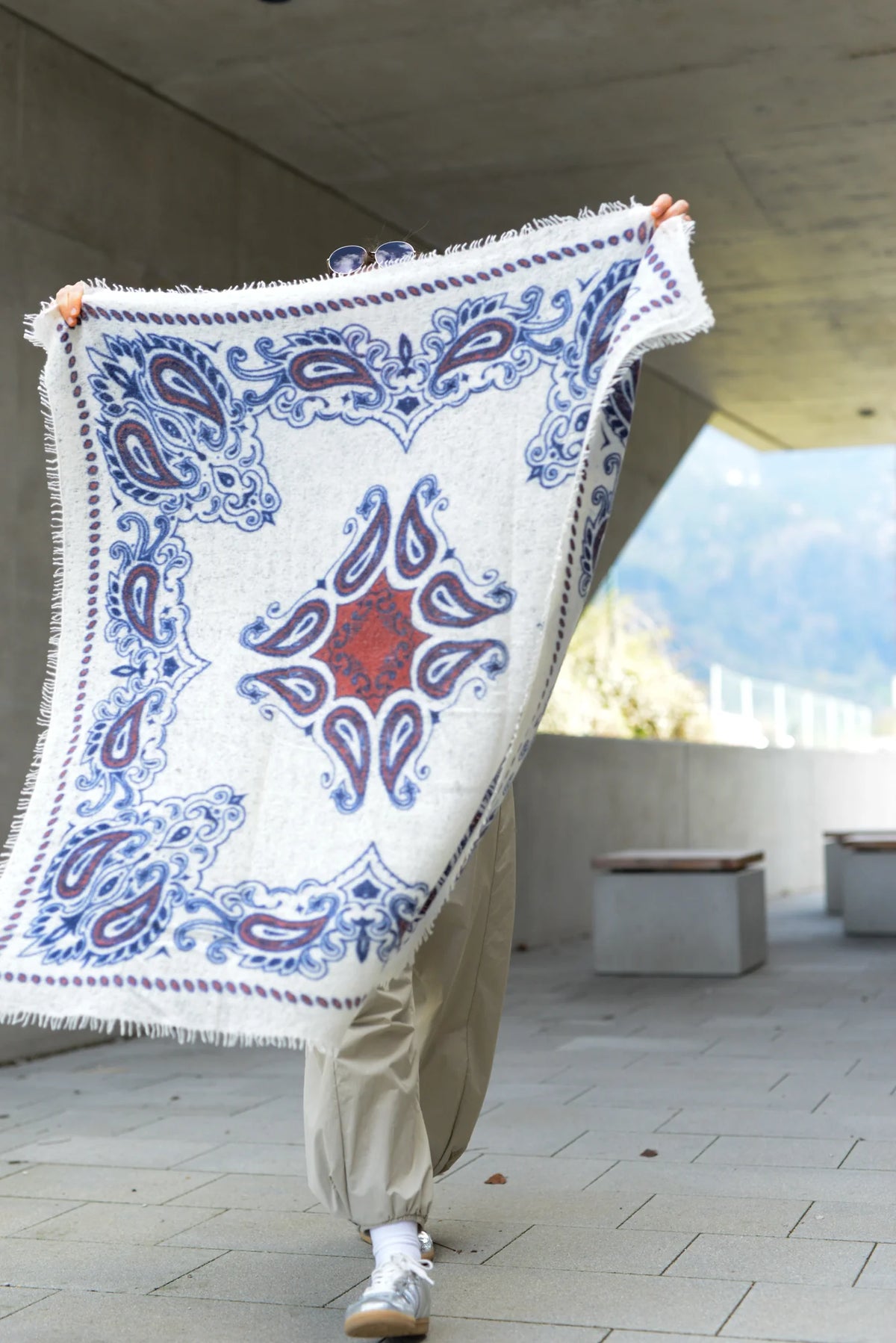 Cashmere Schal/Bandana Paisley-Muster in Champagner