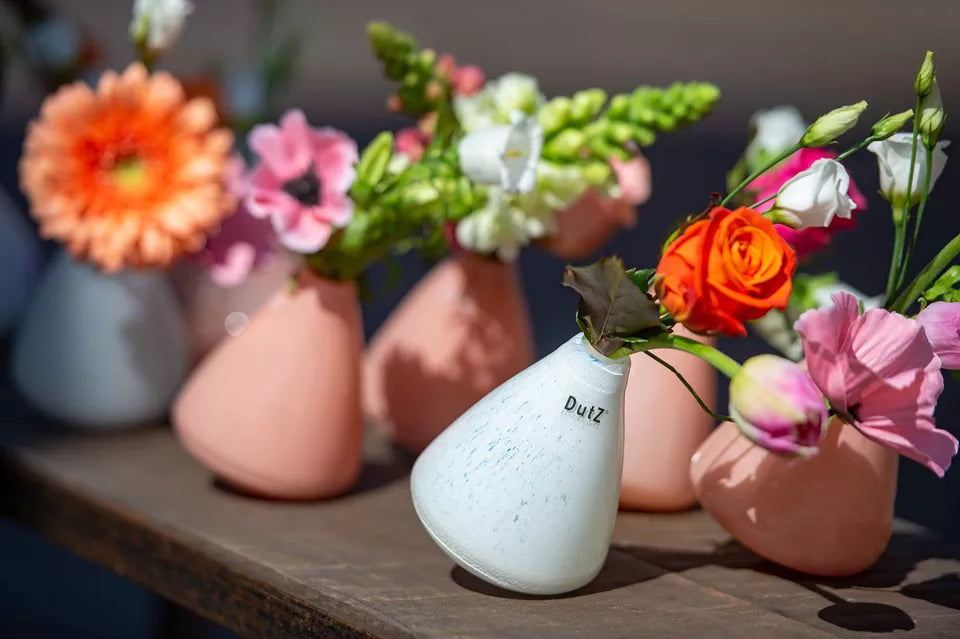 Vase Tumbling von DutZ in Sand