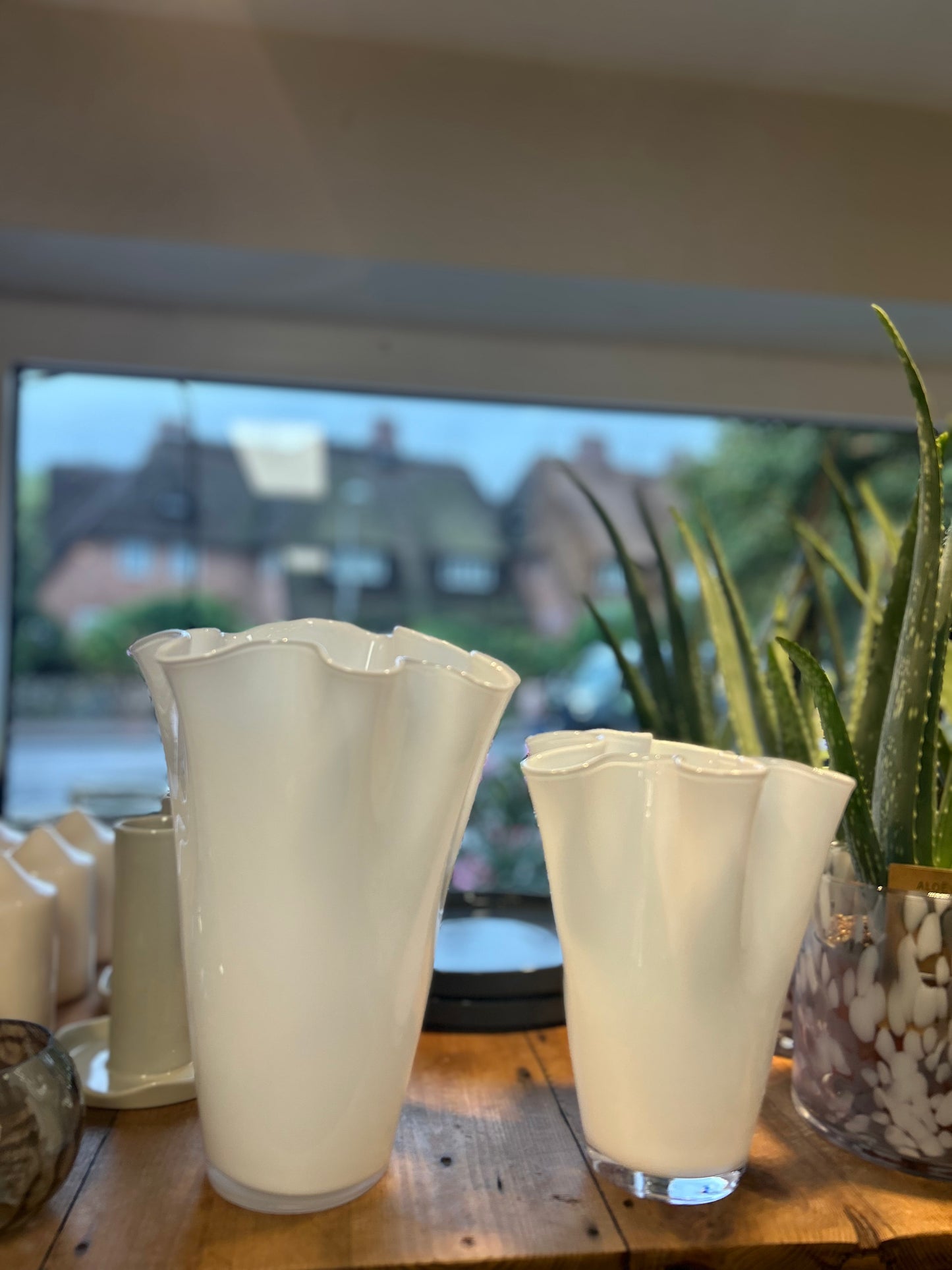 Weiẞe Glasvase in zwei Größen