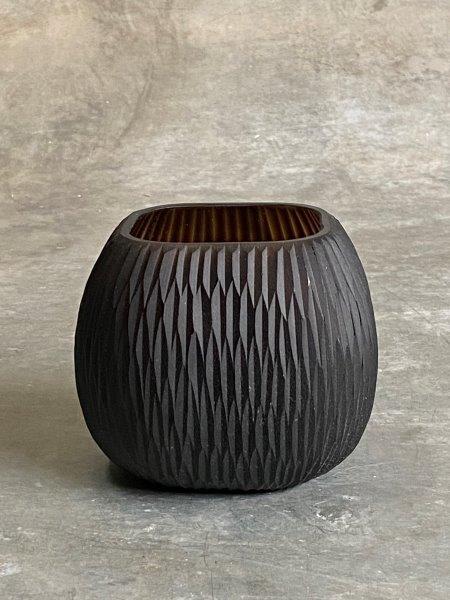Teelichthalter/Vase in braun aus geschliffenem Glas von O4Home