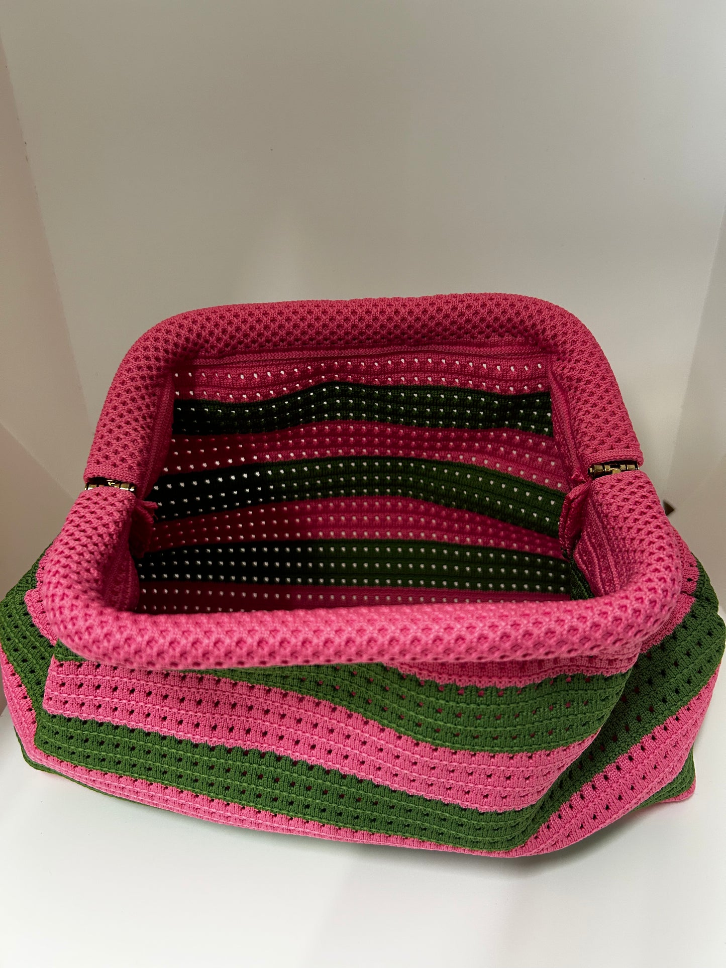 Tasche grün-rosa mit Lochstickerei