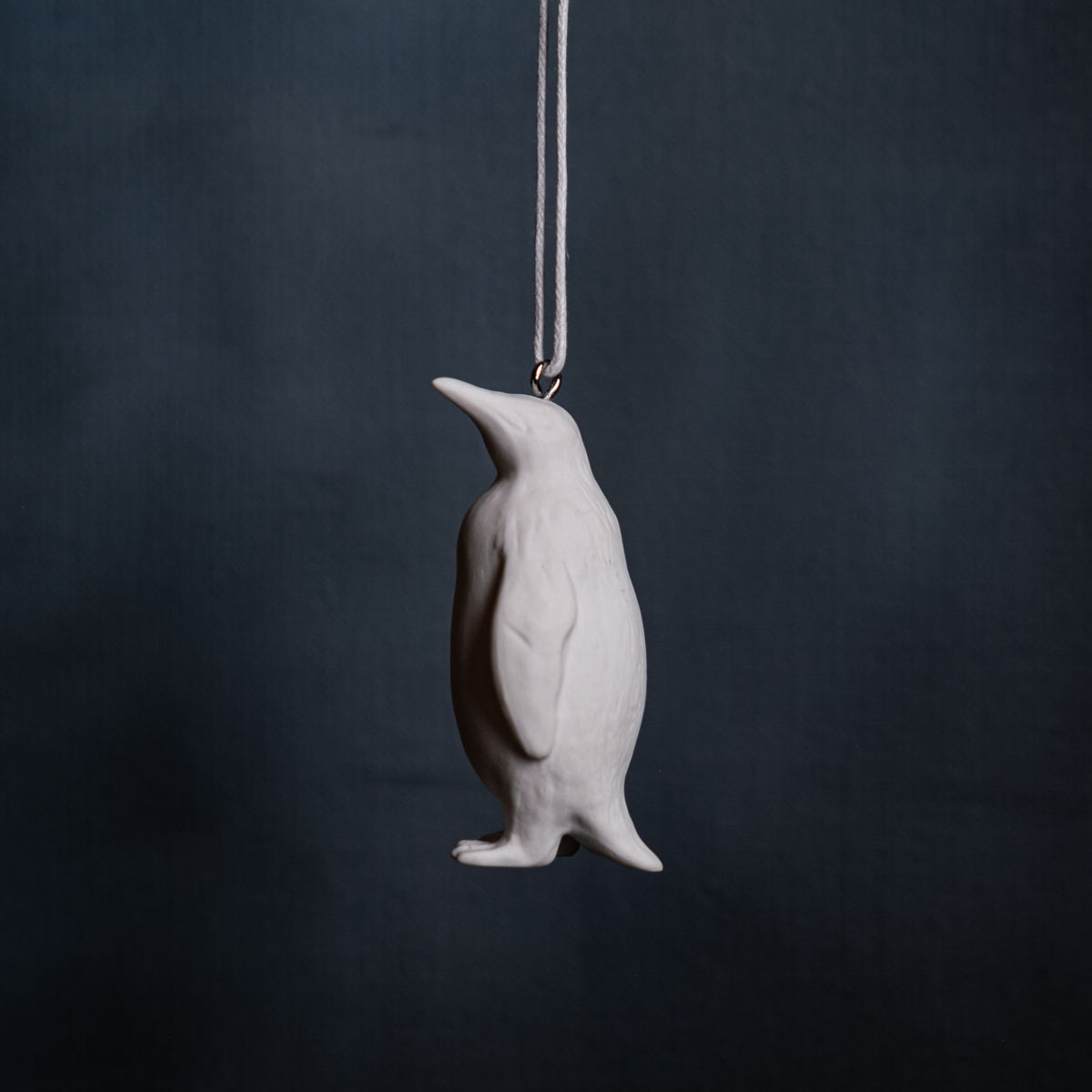 Pinguin Hänger aus Knochenporzellan mit Kordel