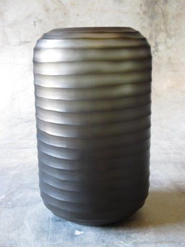 Zylindrische Glasvase mit Schliffmuster von O4Home