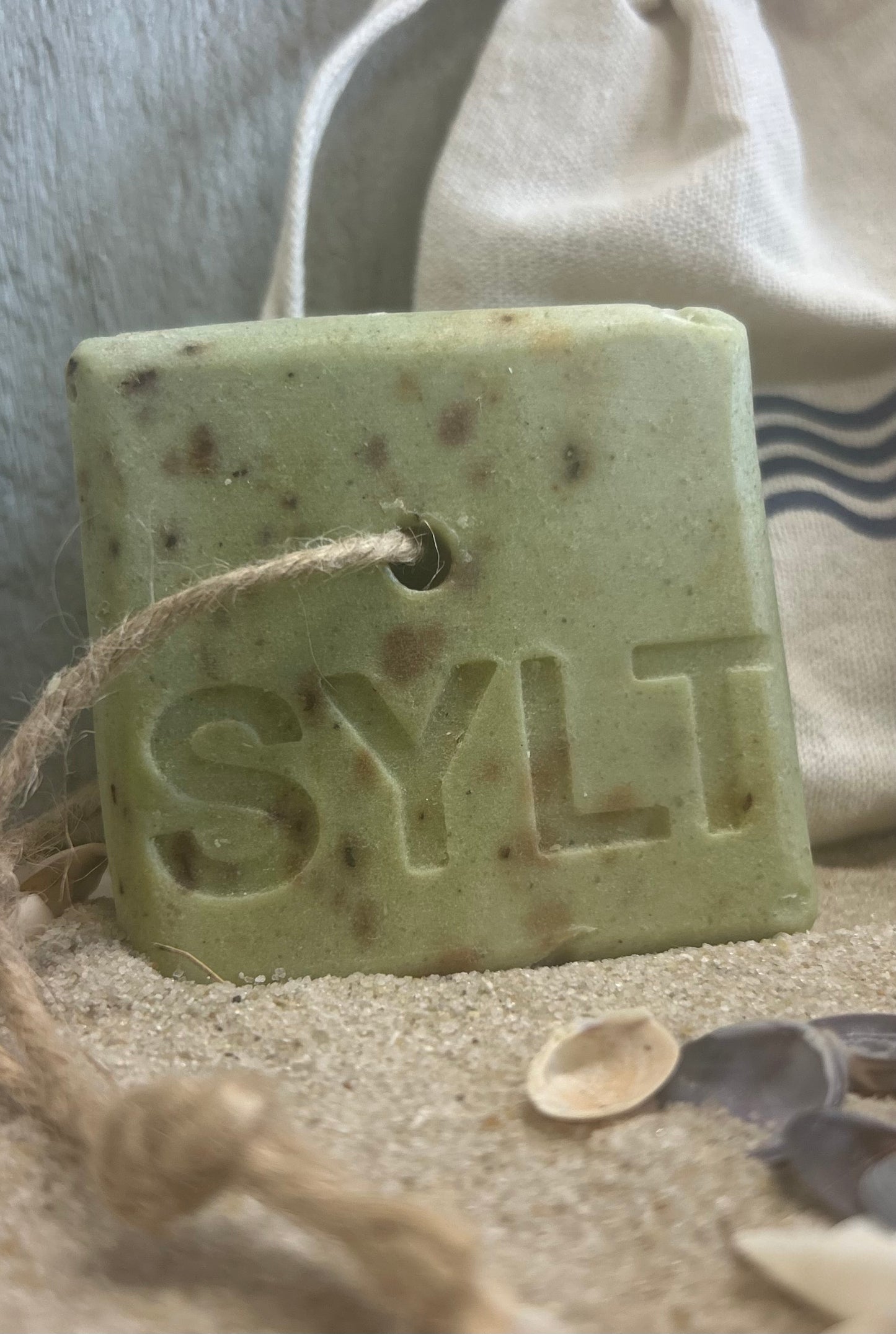 Peelingseife mit Inselkräutern von der dänischen Insel Ærø mit Sylt Emblem🧼