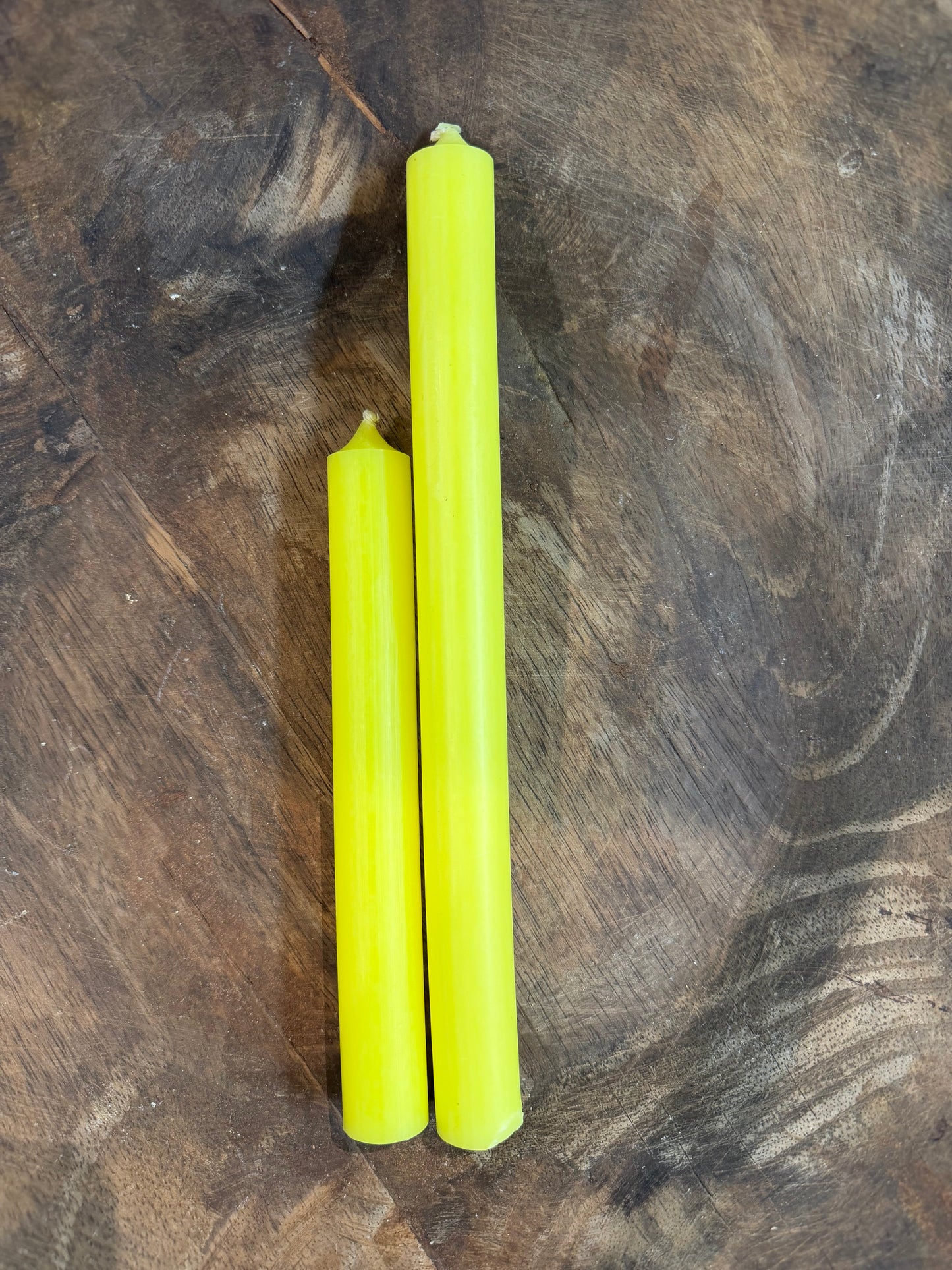 Knallbunte Neonkerzen