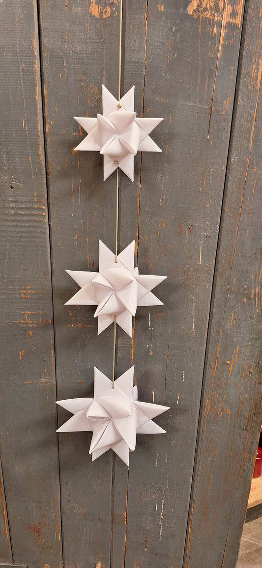 Drei Sterne am Band aus Canvas in Weiß