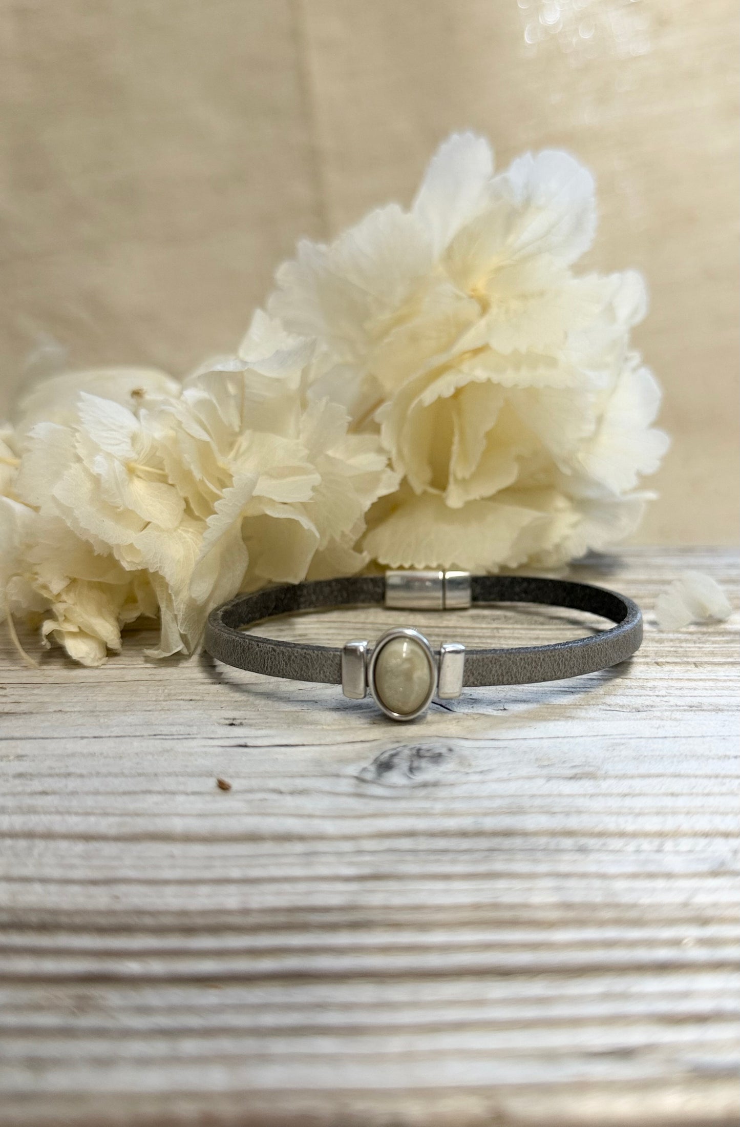 Armband Femmie mit Cremefrabenen Cabochon in verschiedenen Größen