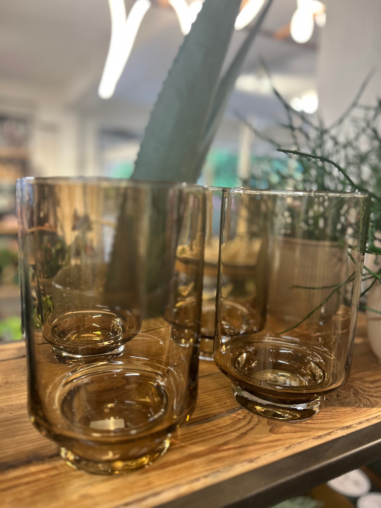 Glasvase/Windlicht mit Fuß in Amber