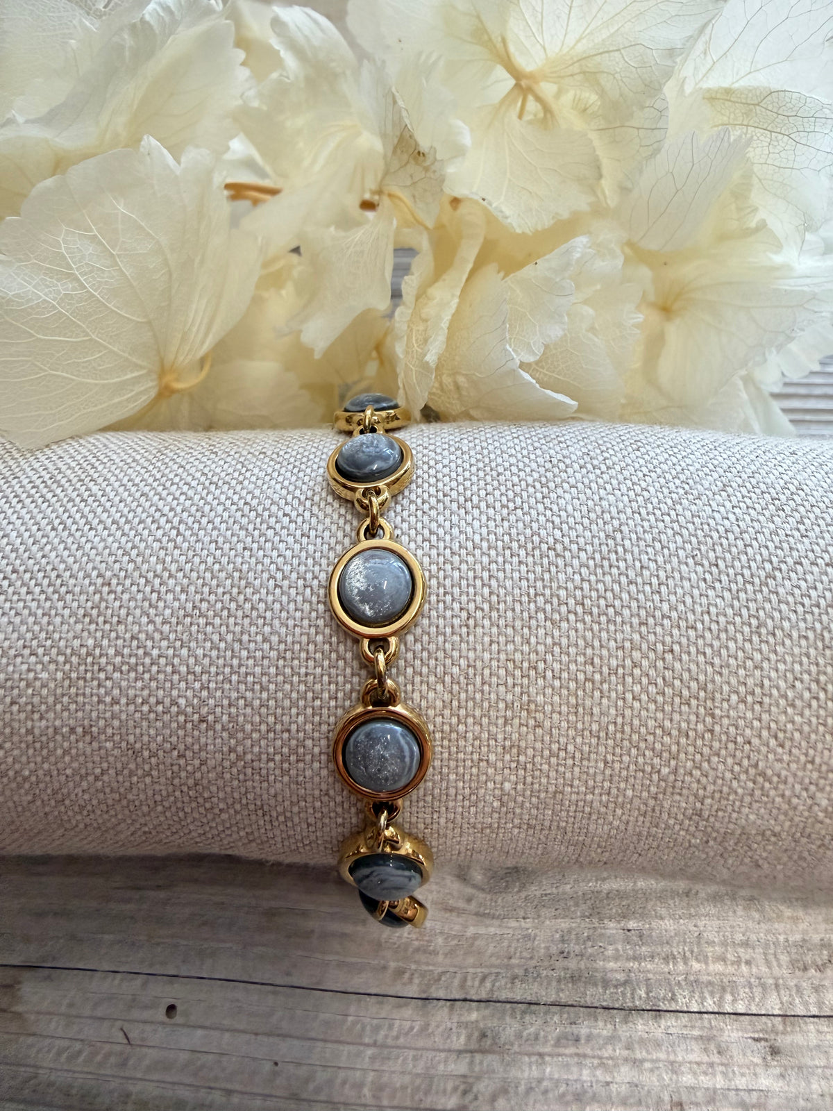 Armband LOÏS Gold mit Taupefarbenem Cabochons
