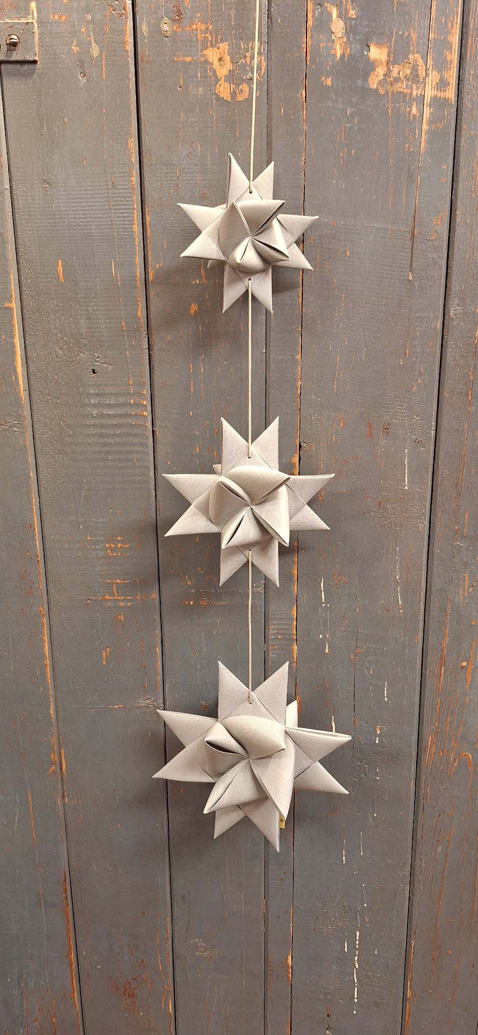 Drei Sterne am Band aus Canvas in Hellgrau