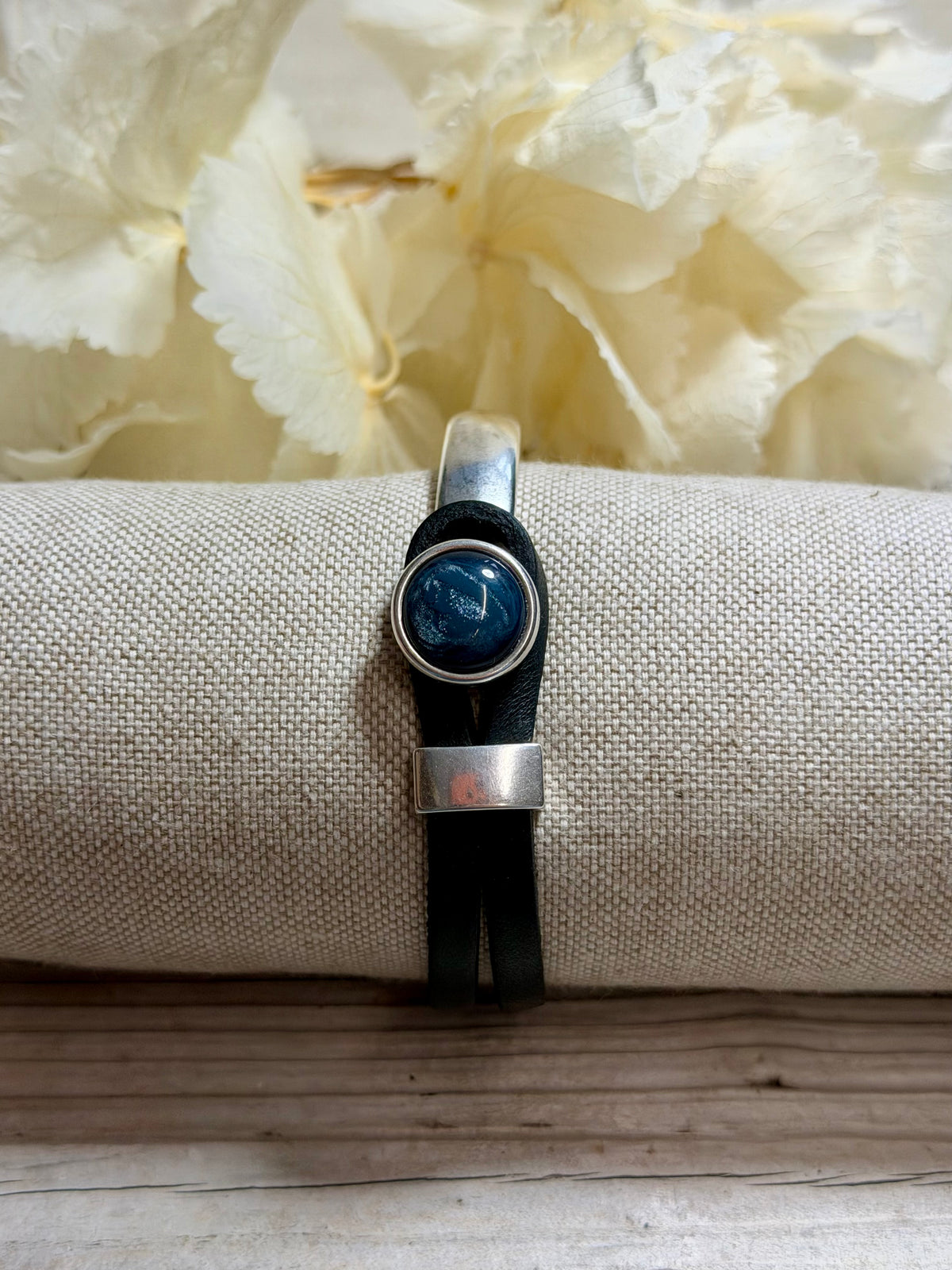 Armband Gwen mit blauem Cabochon in verschiedenen Größen