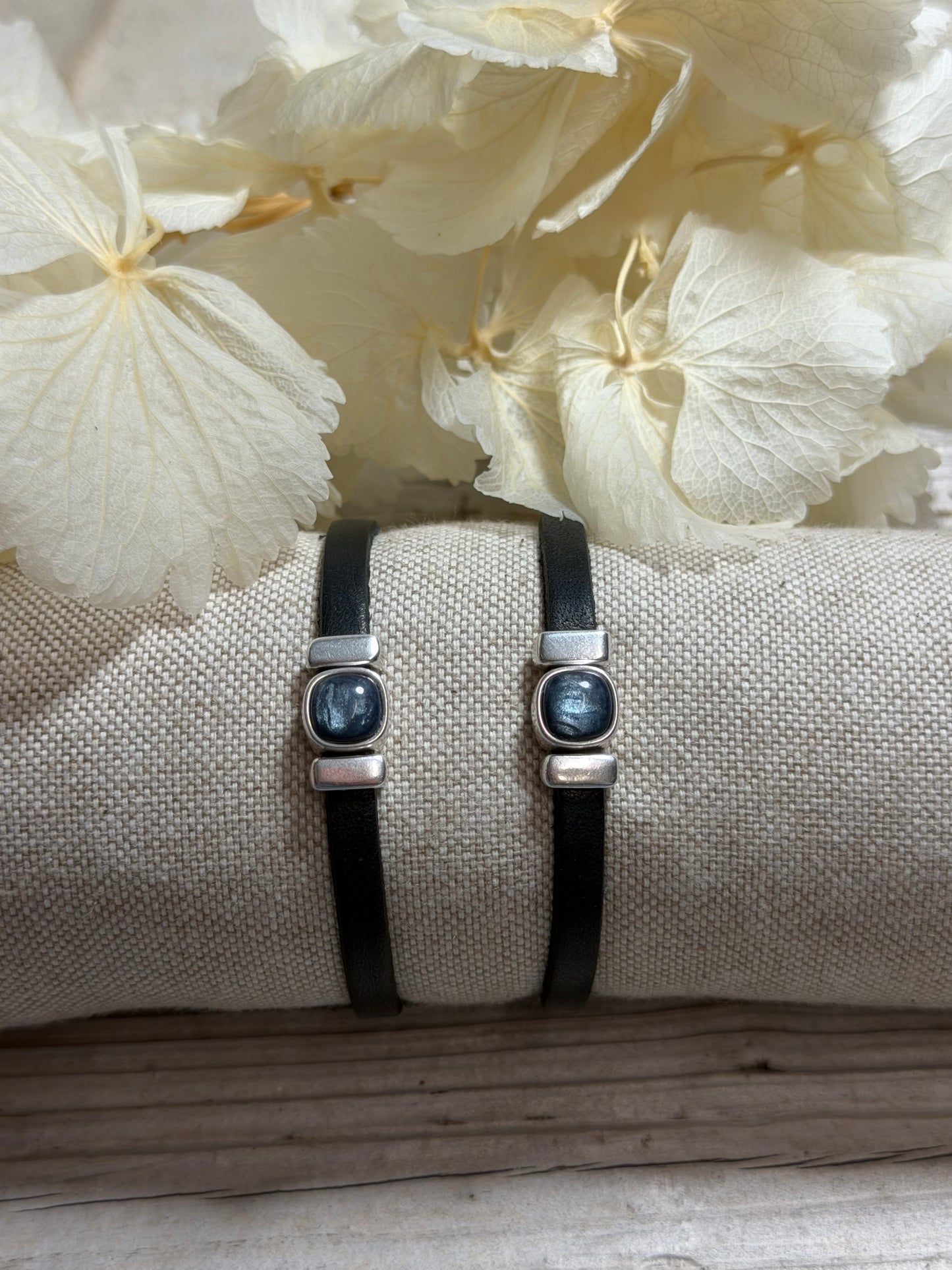 Armband Guusje mit blauem Cabochon in verschiedenen Größen