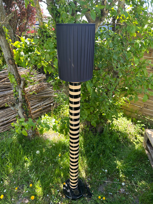Stehlampe schwarz gestreift