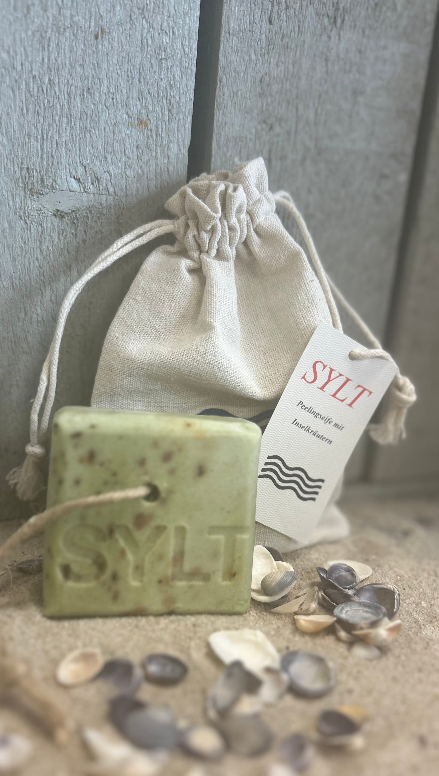 Peelingseife mit Inselkräutern von der dänischen Insel Ærø mit Sylt Emblem🧼