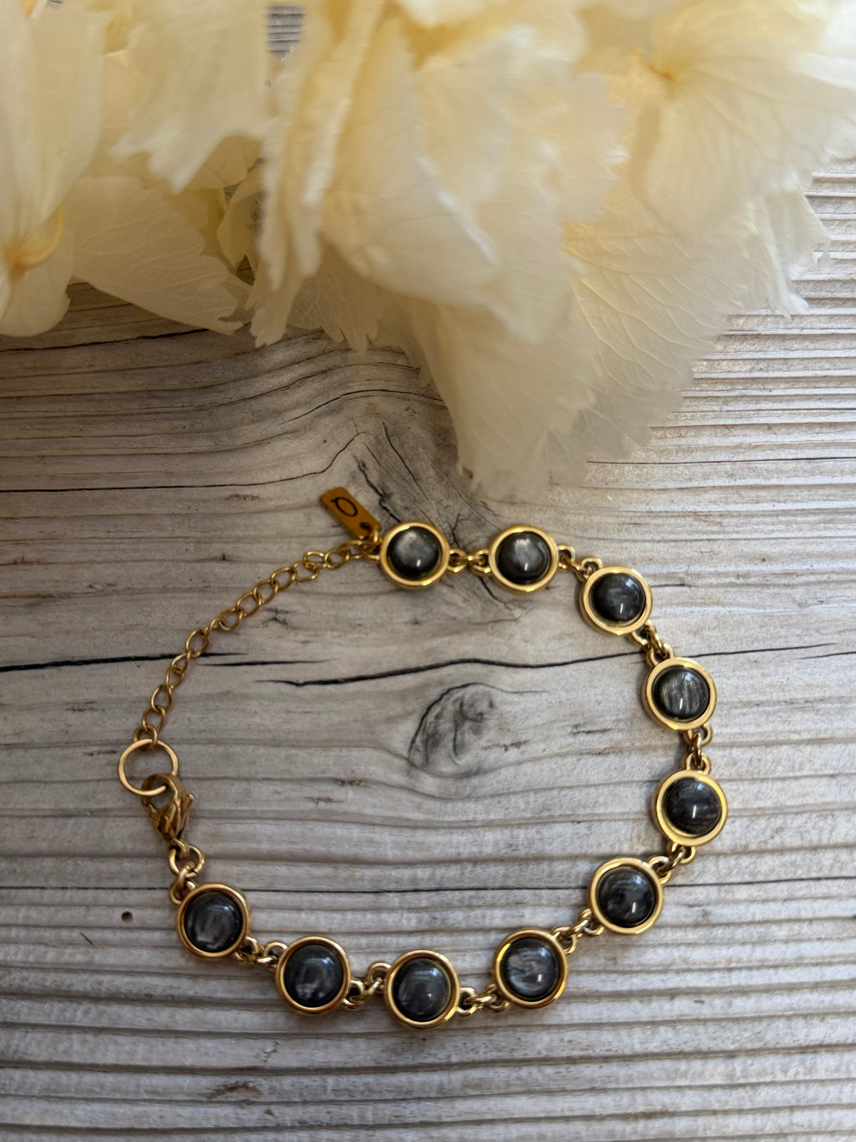 Armband LOÏS Gold mit grauen Cabochons