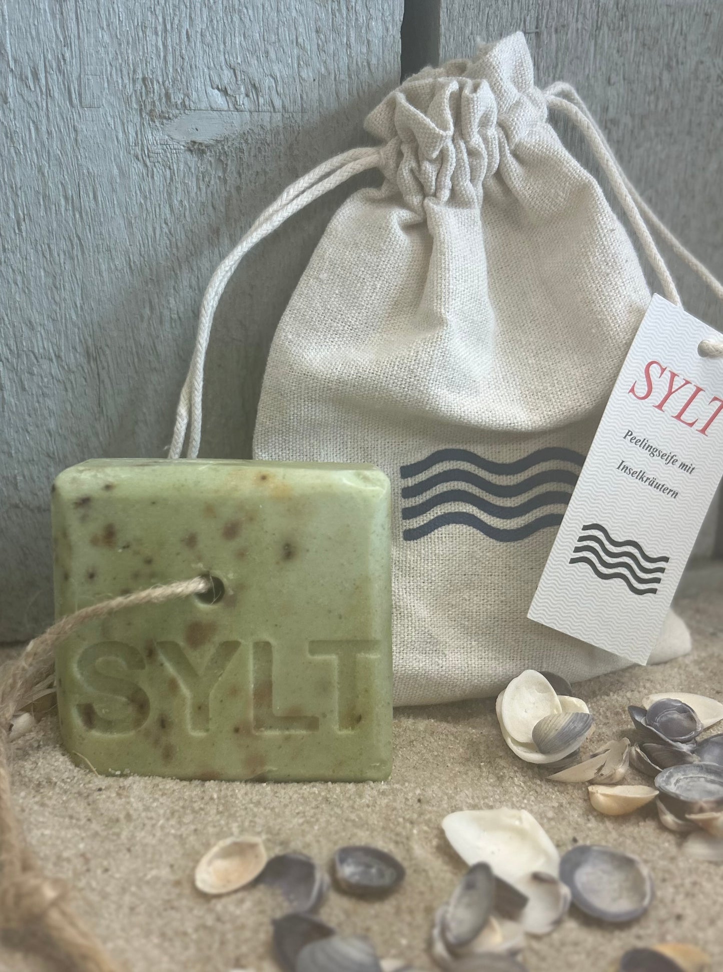 Peelingseife mit Inselkräutern von der dänischen Insel Ærø mit Sylt Emblem🧼