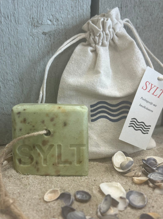 Peelingseife mit Inselkräutern von der dänischen Insel Ærø mit Sylt Emblem🧼