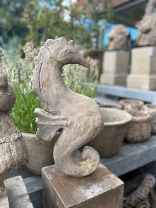 Gartenkunst Seepferdchen "Zoe" auf Säule