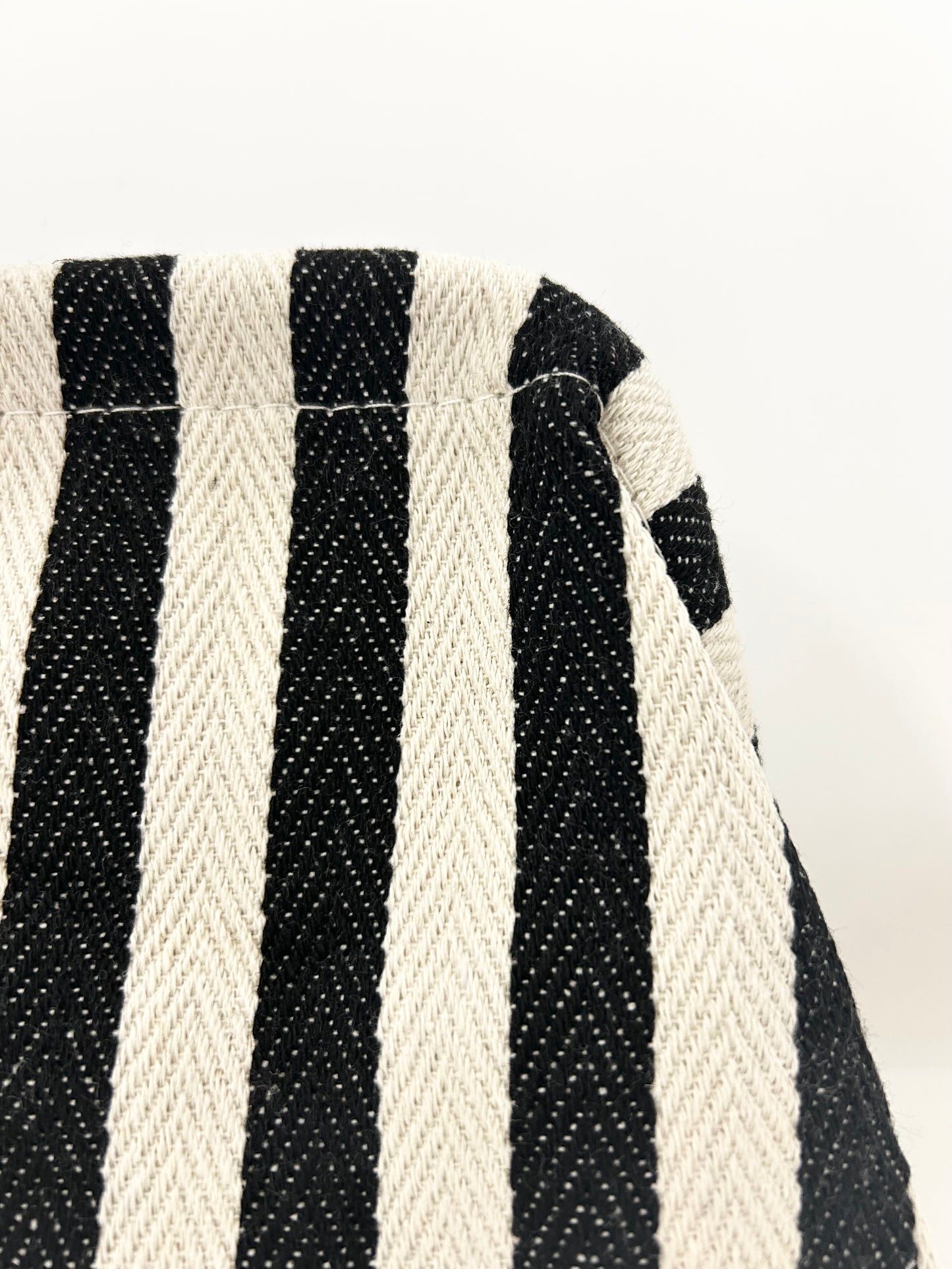 Tasche schwarz-weiß gestreift