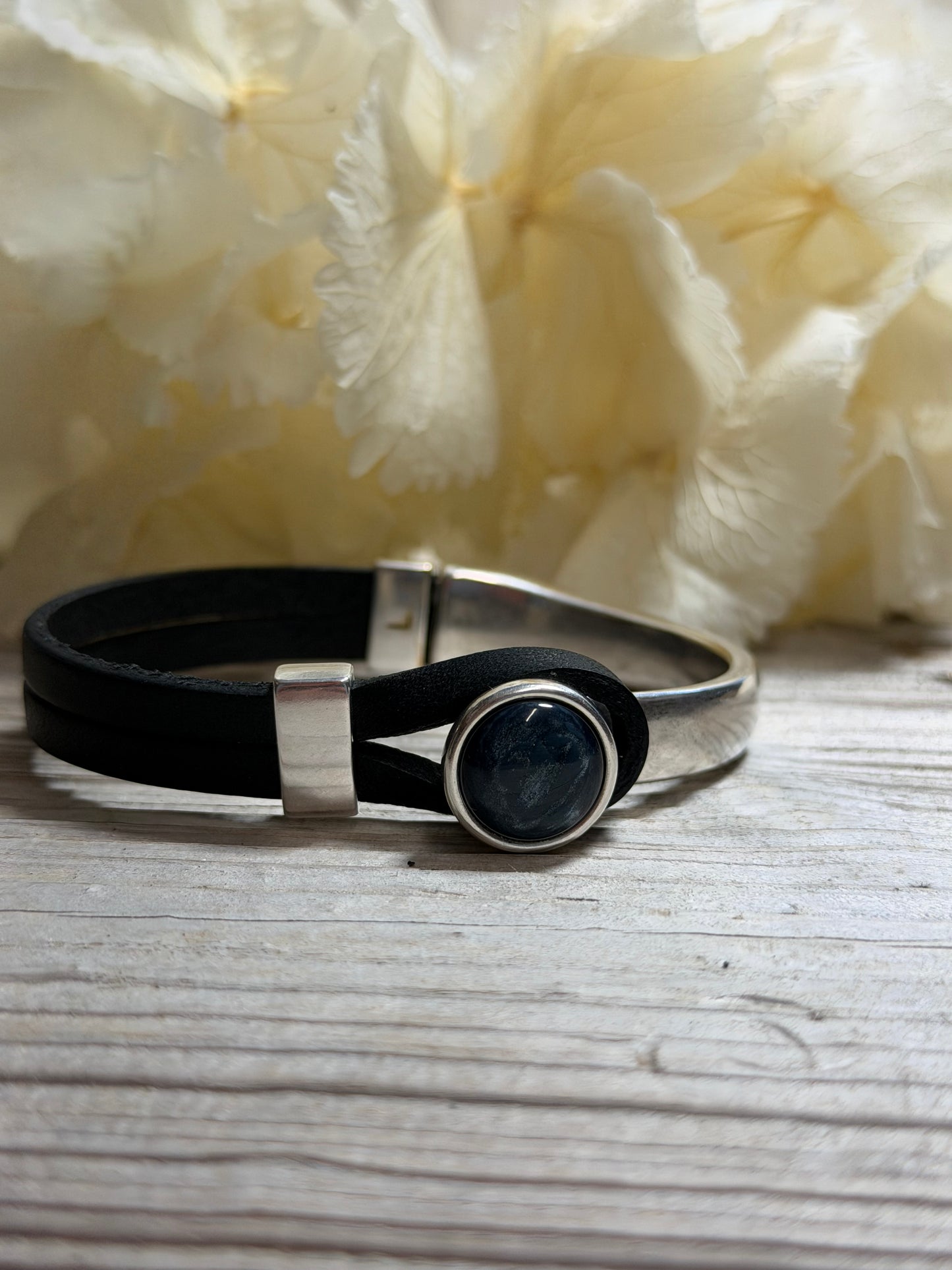 Armband Gwen mit blauem Cabochon in verschiedenen Größen