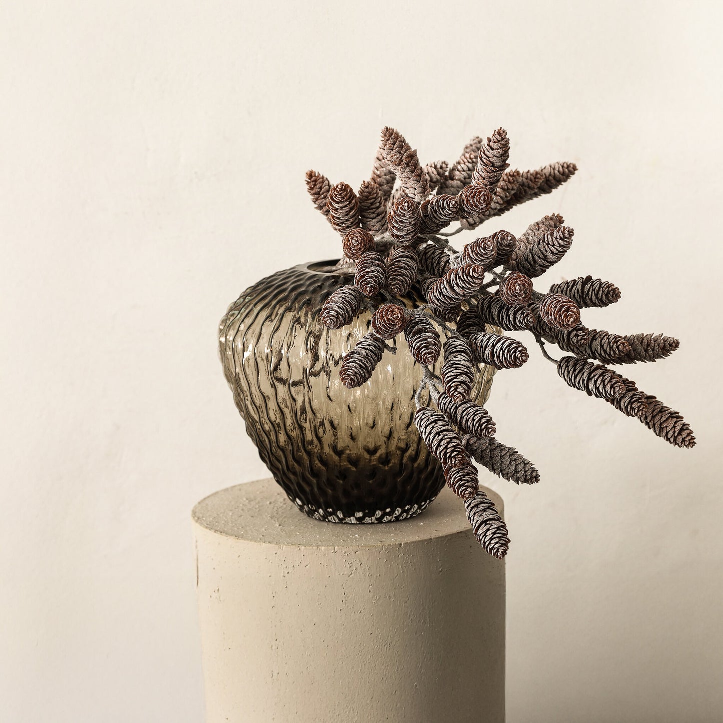 Kunstblume Brauner Zweig mit beschneitem Tannenzapfen