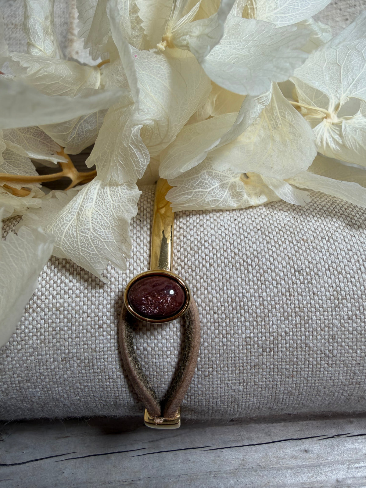 Armband Saar Gold mit braunen Cabochons in verschiedenen Größen