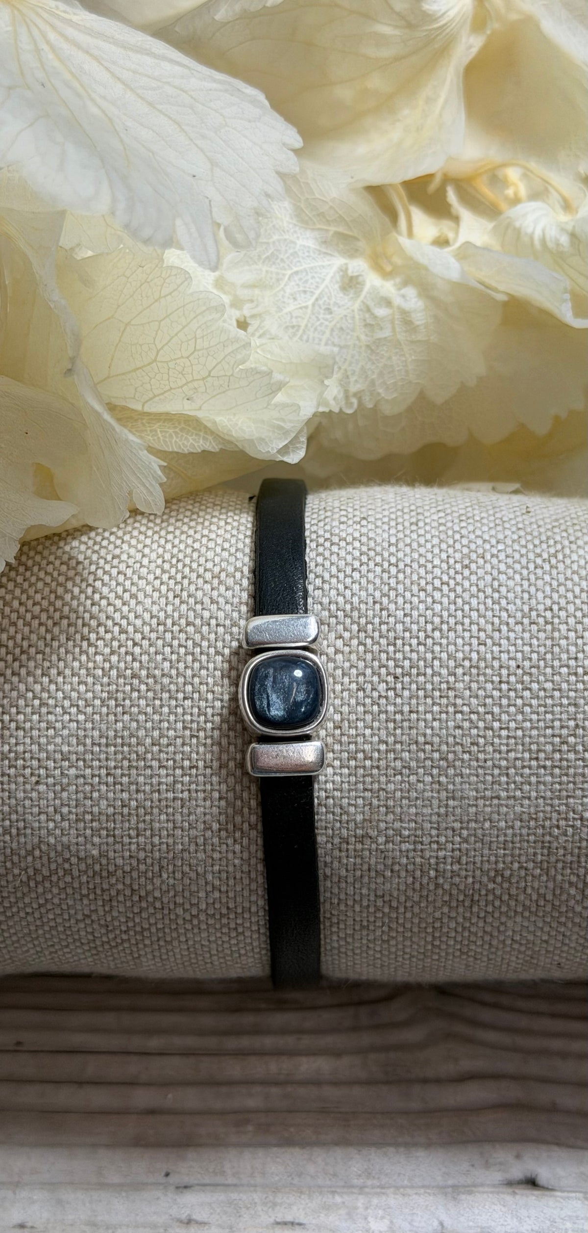 Armband Guusje mit blauem Cabochon in verschiedenen Größen