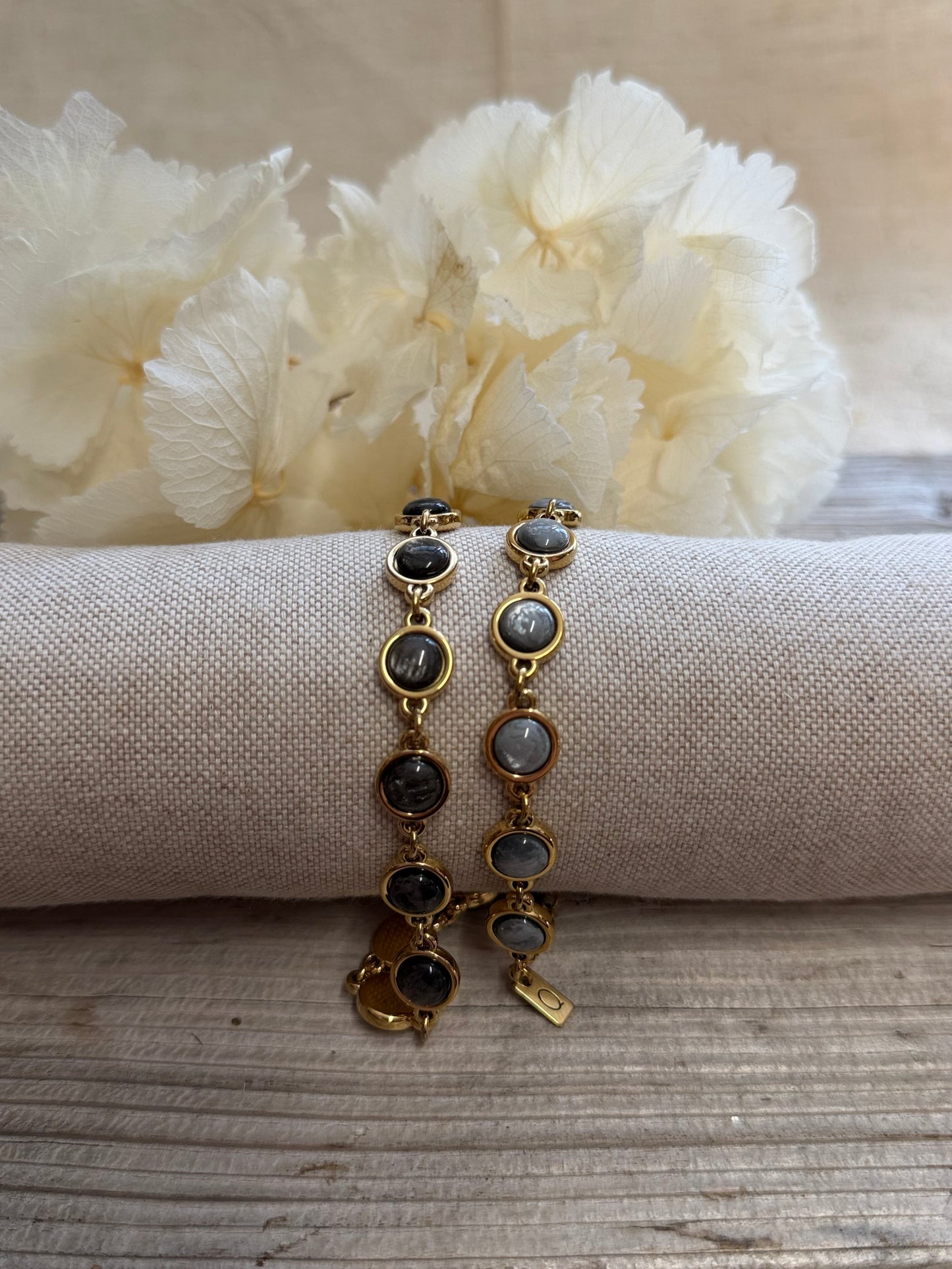 Armband LOÏS Gold mit grauen Cabochons
