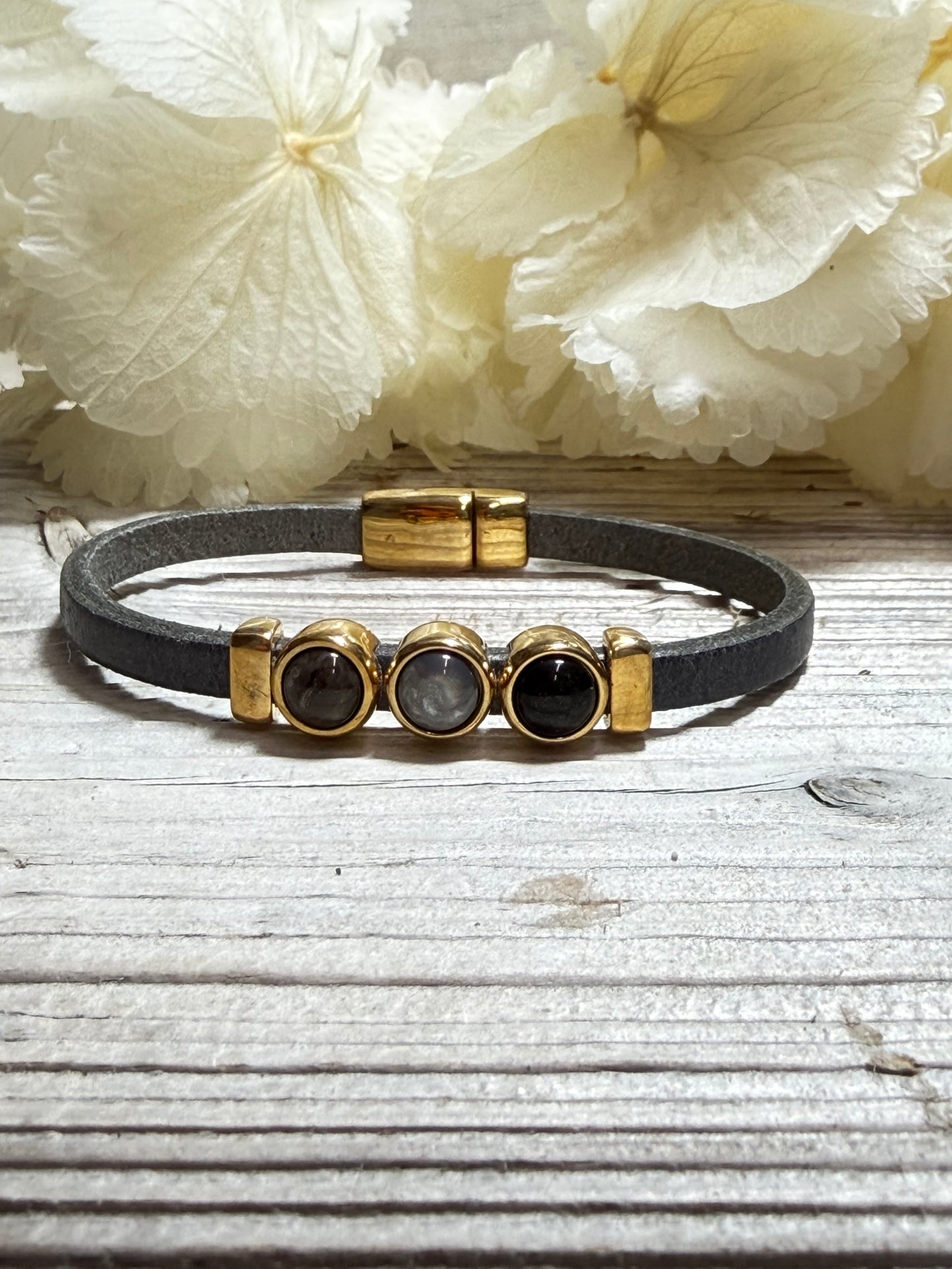 Armband Merel Gold mit Cabochon in schwarz Tönen in verschiedenen Größen