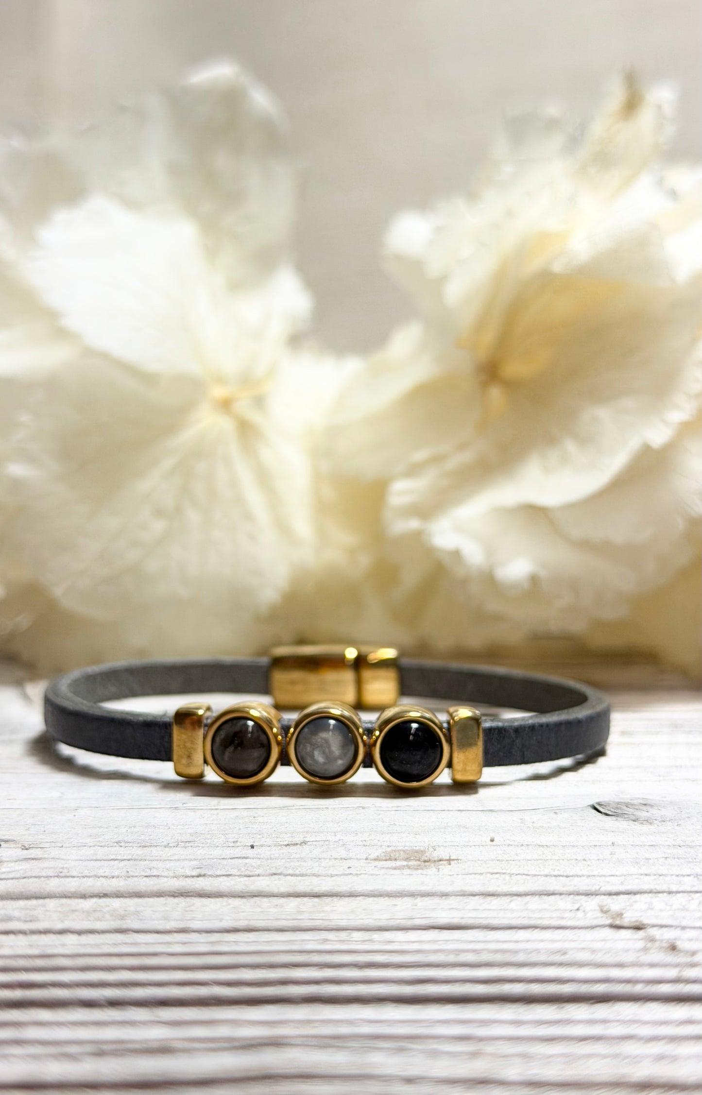 Armband Merel Gold mit Cabochon in schwarz Tönen in verschiedenen Größen
