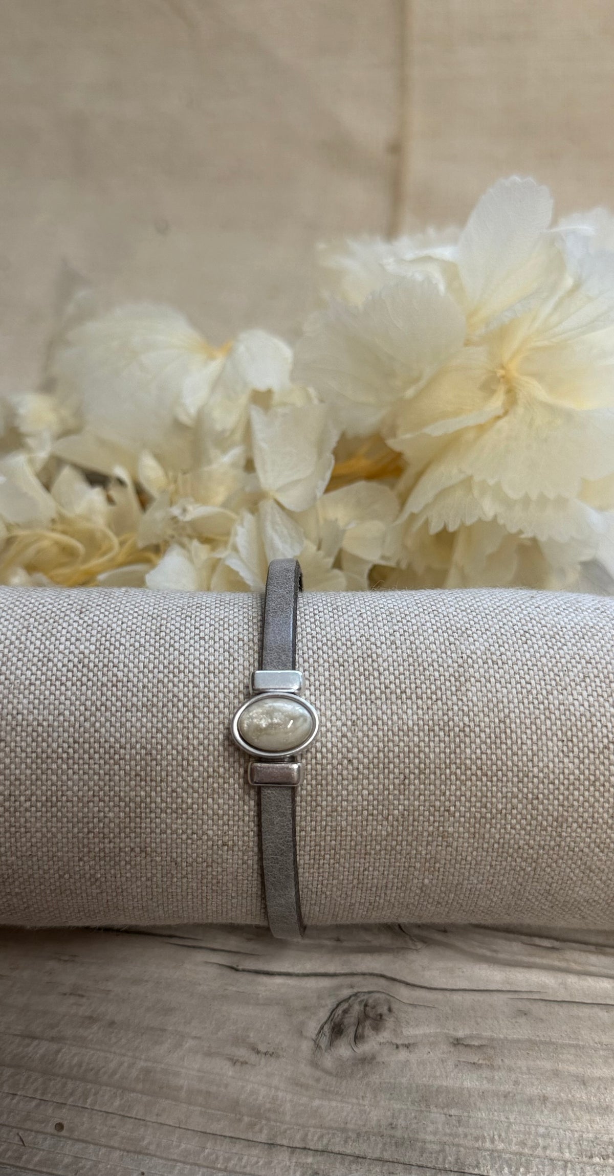 Armband Femmie mit Cremefrabenen Cabochon in verschiedenen Größen