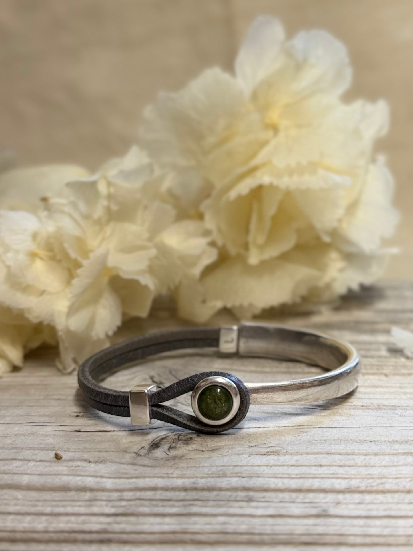 Armband EVA mit Tannengrünem Cabochon in verschiedenen Größen