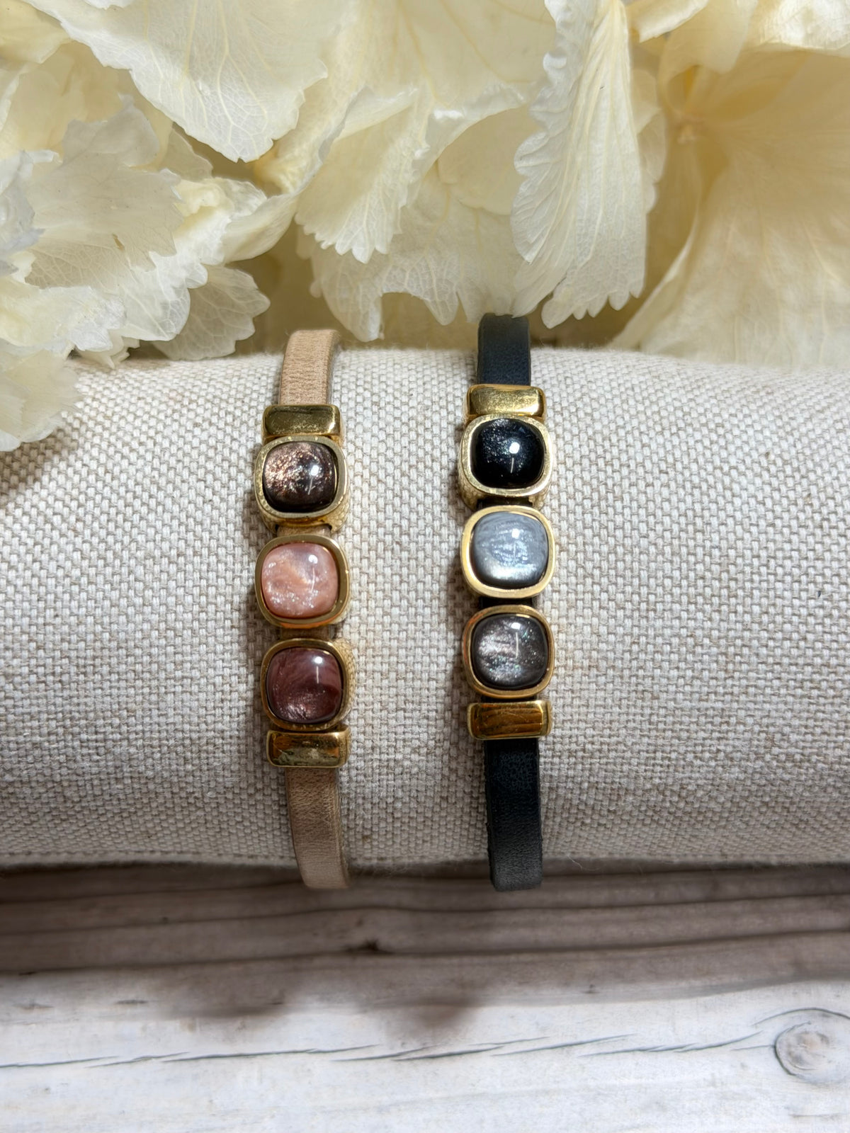 Armband Puck Gold mit  braunen Cabochons in verschiedenen Größen