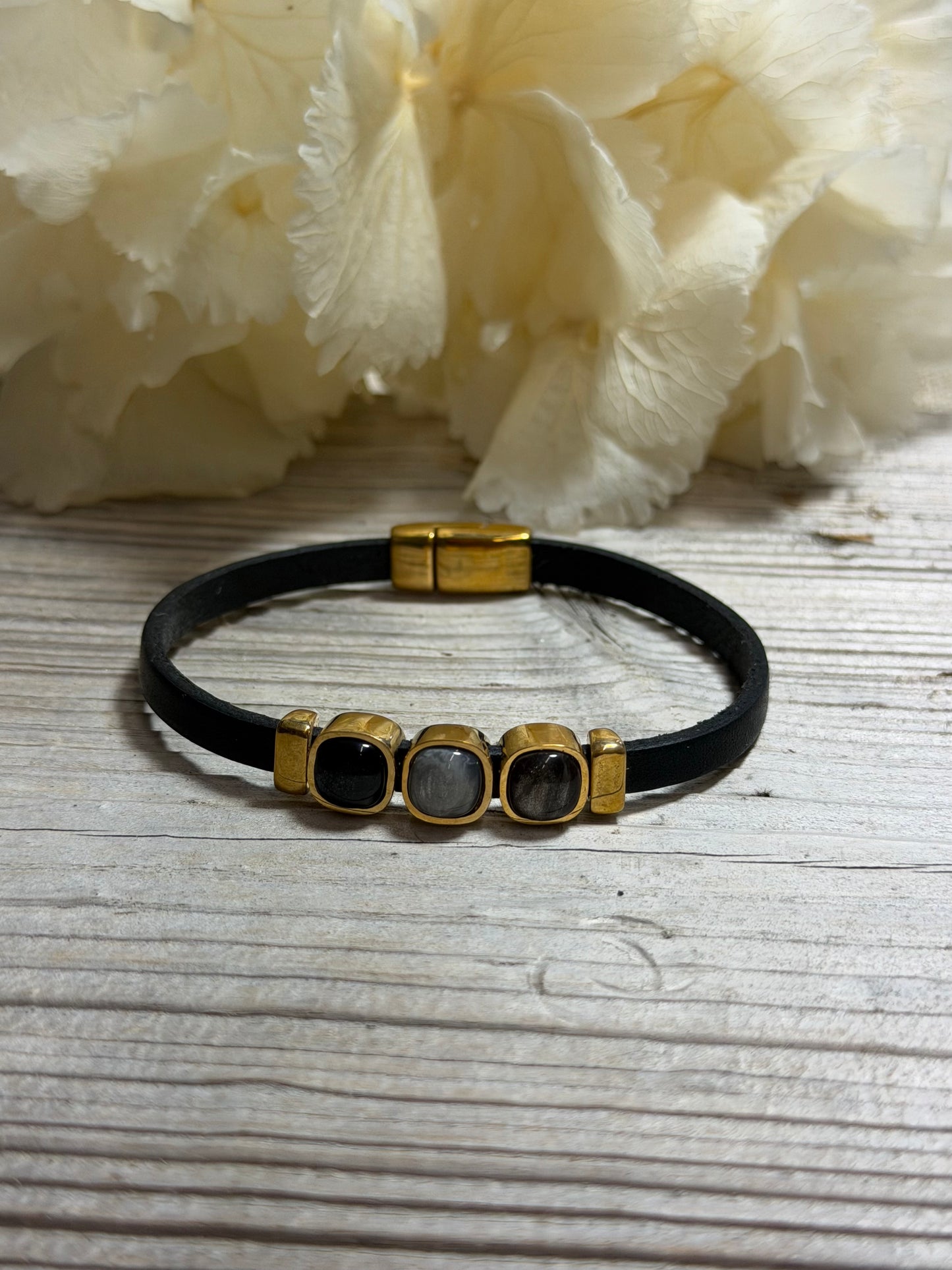 Armband Puck Gold mit schwarzen Cabochons in verschiedenen Größen
