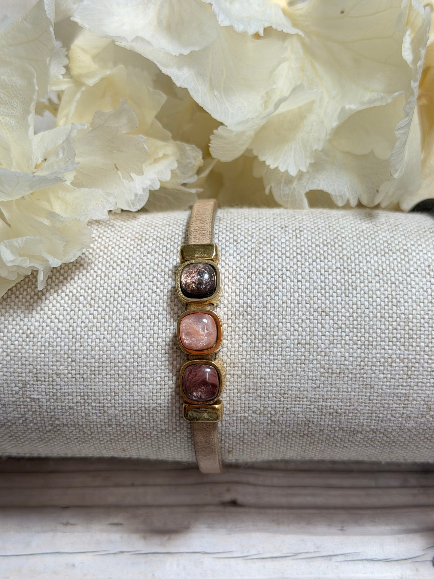 Armband Puck Gold mit  braunen Cabochons in verschiedenen Größen