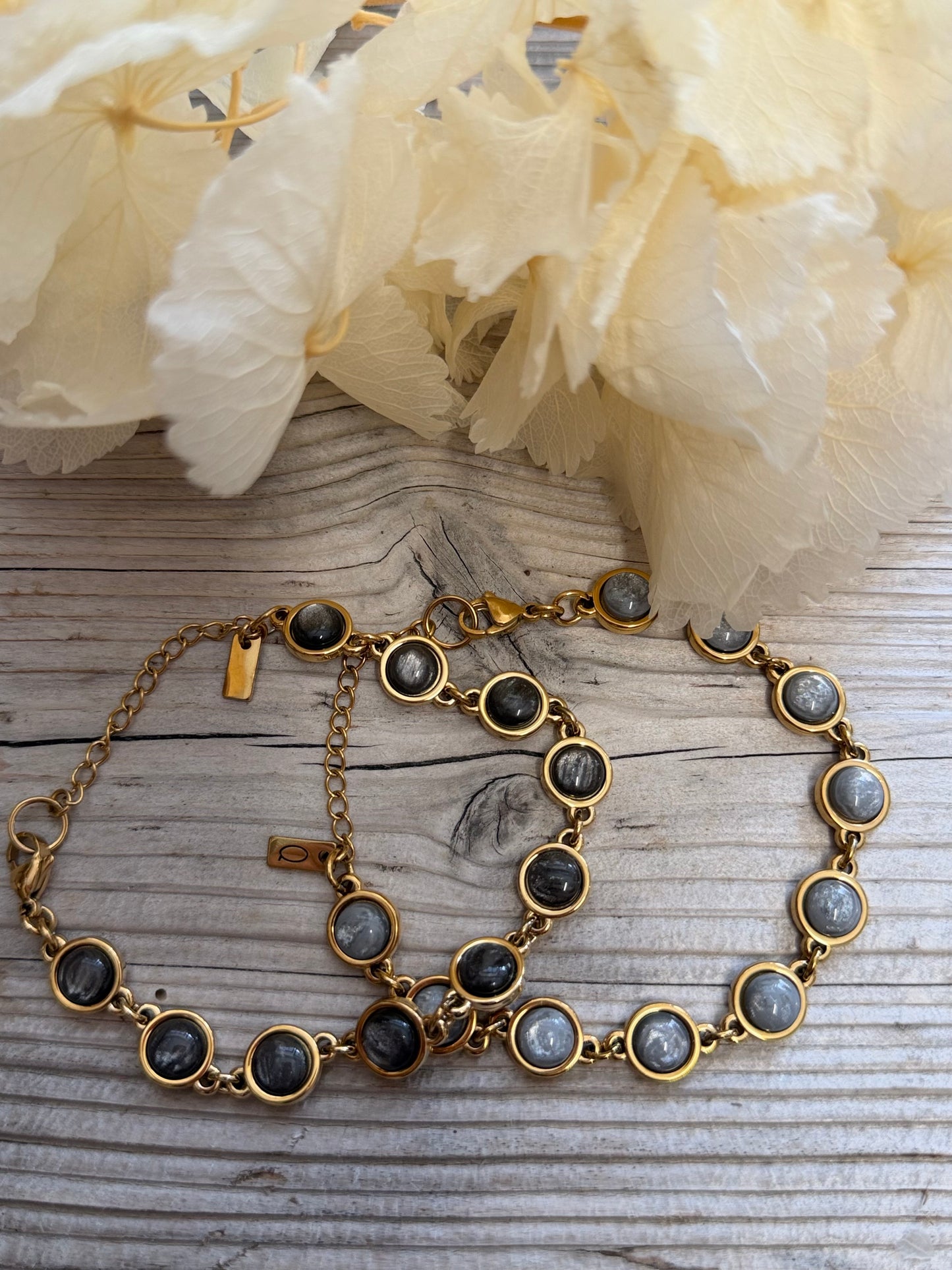 Armband LOÏS Gold mit grauen Cabochons