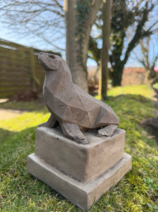 Gartenkunst Seehund Friedrich aus Sandsteinbeton vom Atelier Sir William