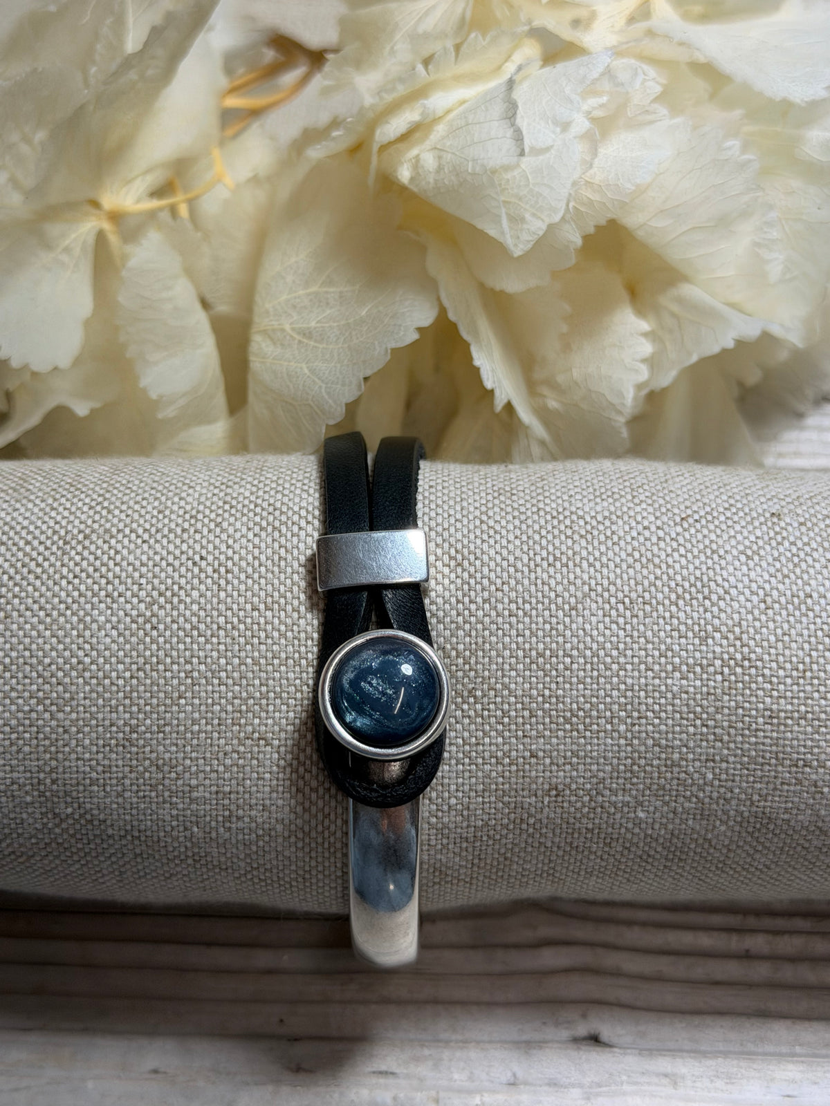 Armband Gwen mit blauem Cabochon in verschiedenen Größen