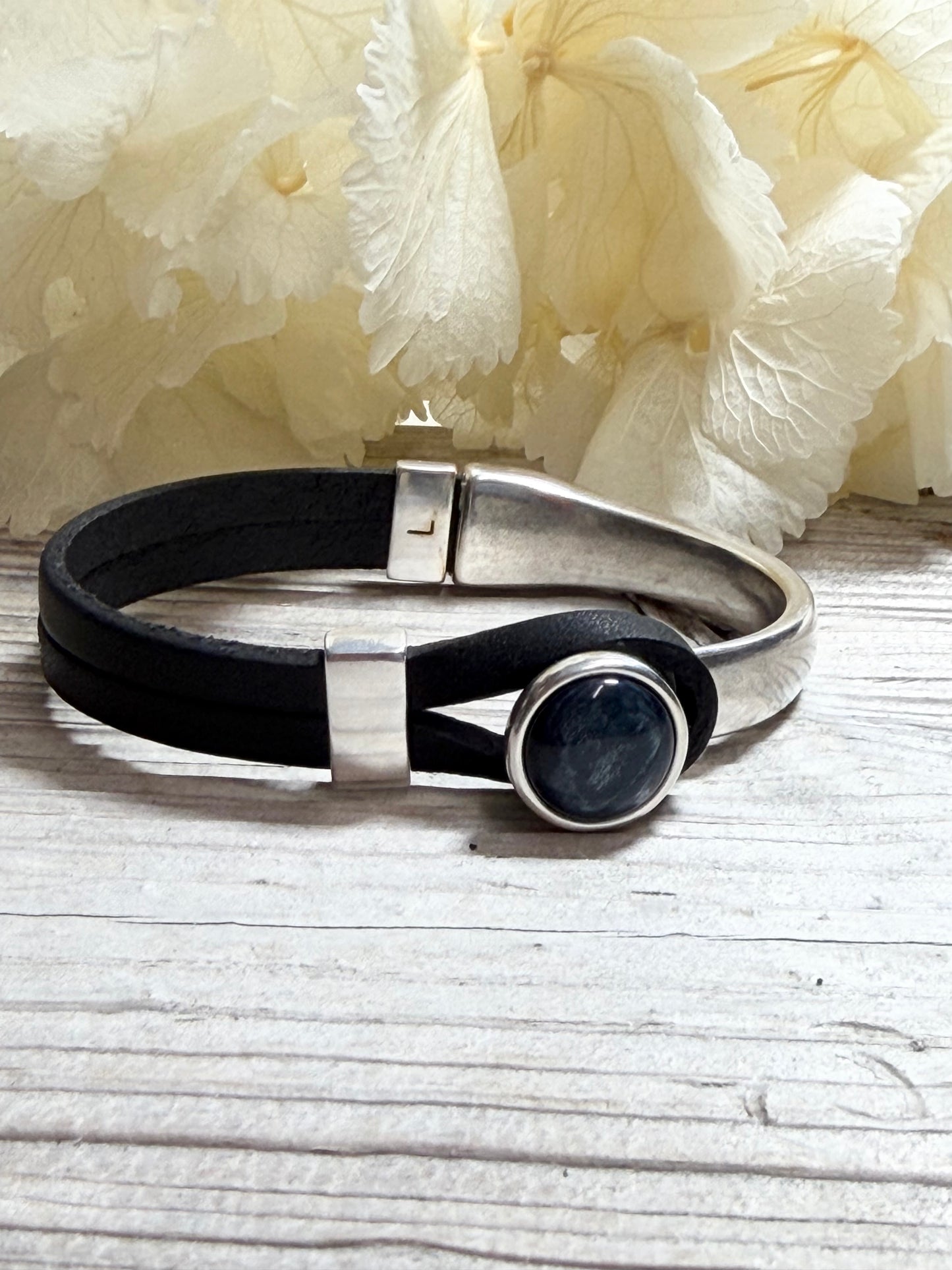 Armband Gwen mit blauem Cabochon in verschiedenen Größen