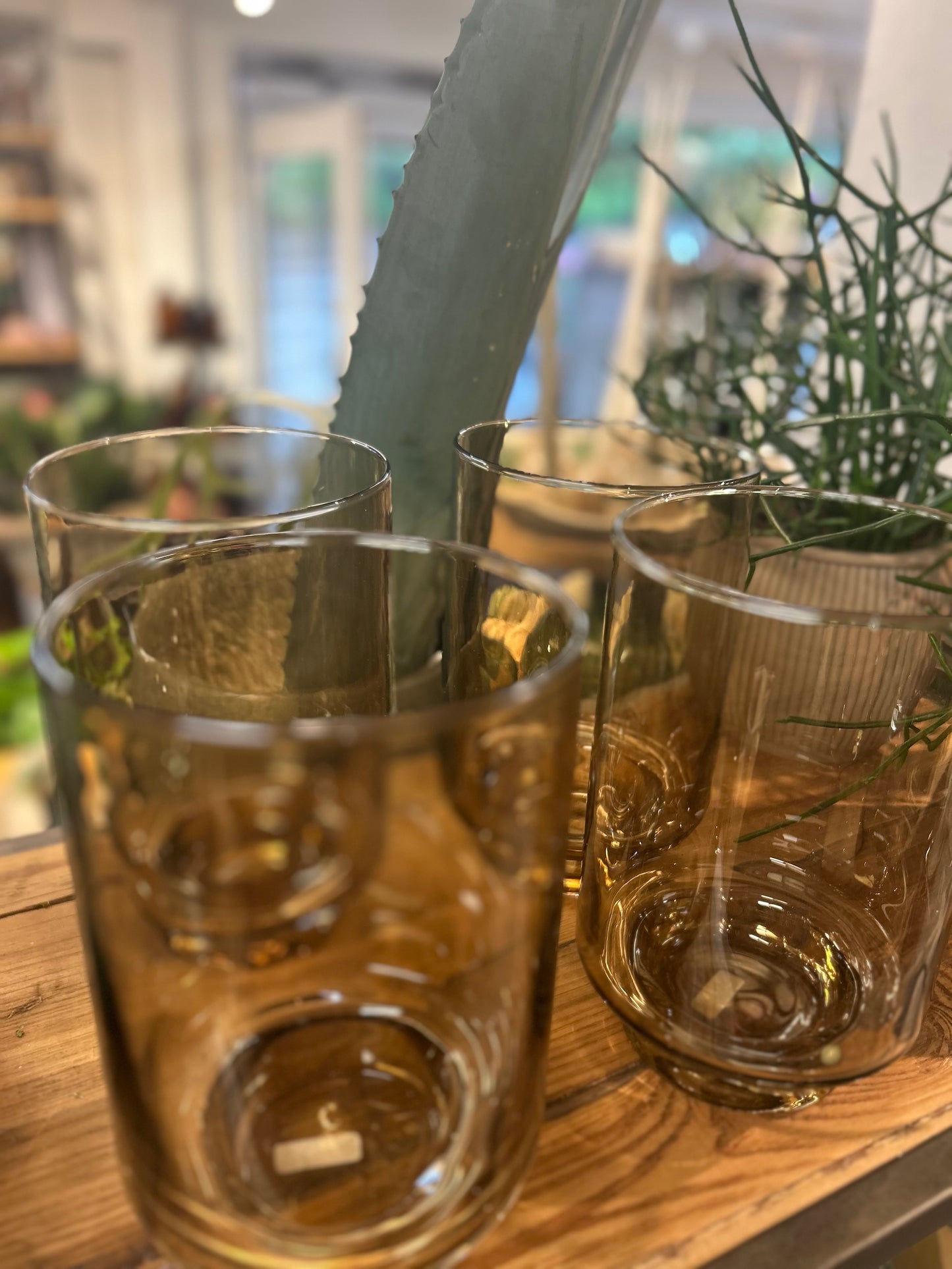 Glasvase/Windlicht mit Fuß in Amber