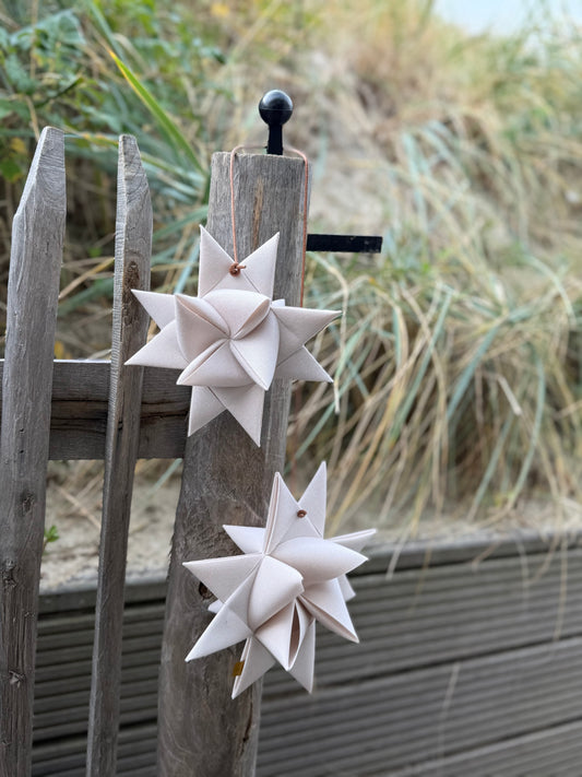 Zwei Fröbelsterne am Lederband aus Canvas in Oyster Beige